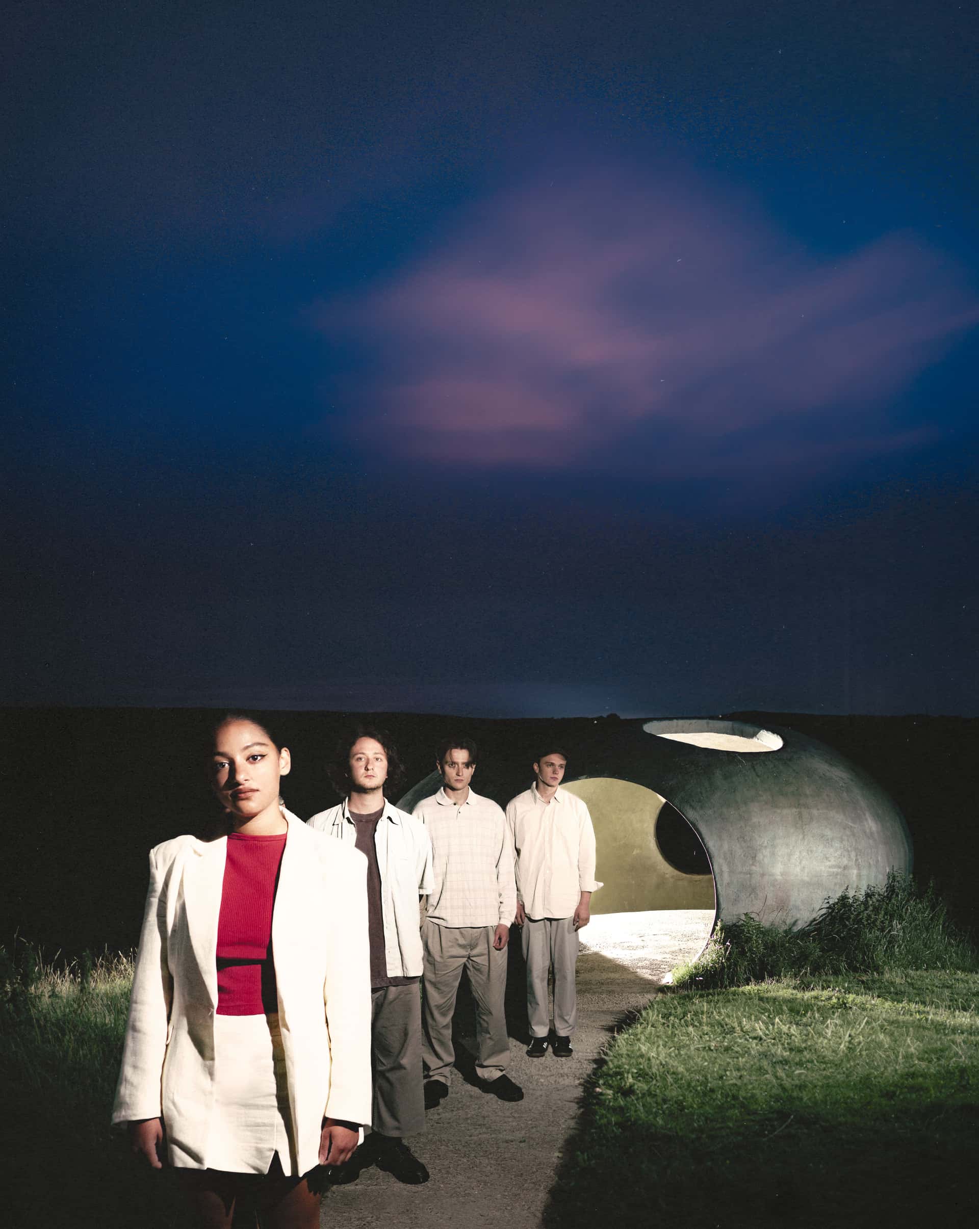 Bilde av bandet English Teacher utendørs i stemningsfylt lys