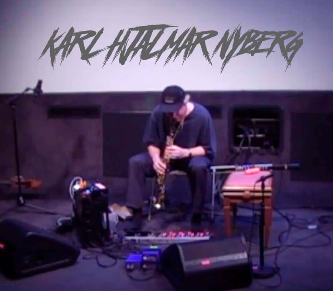 Artisten Karl Hjalmar Nyberg med en mengde musikkutstyr