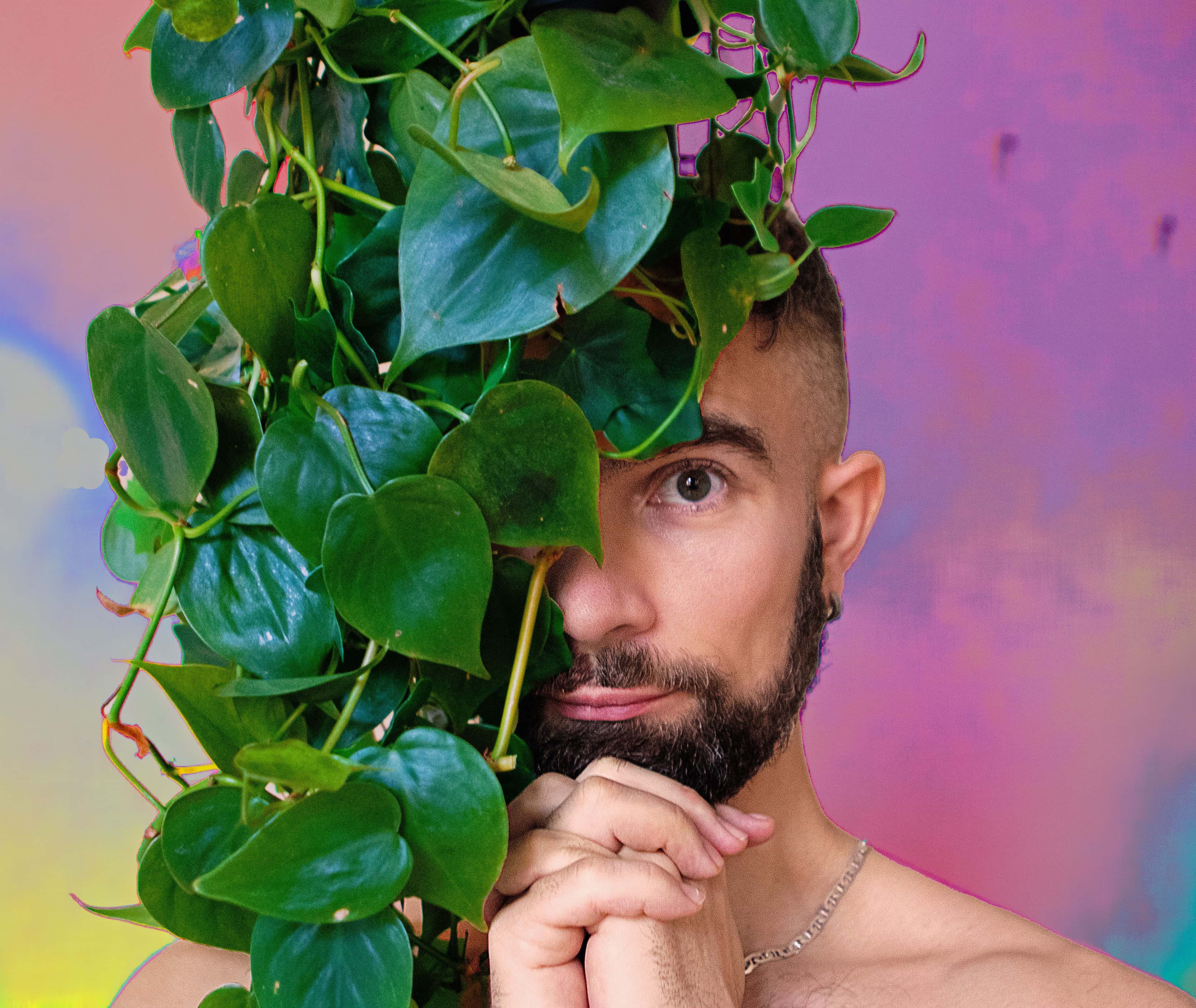 Foto av artisten Olof Dreijer, med det som ser ut som en gullranke over halve ansiktet