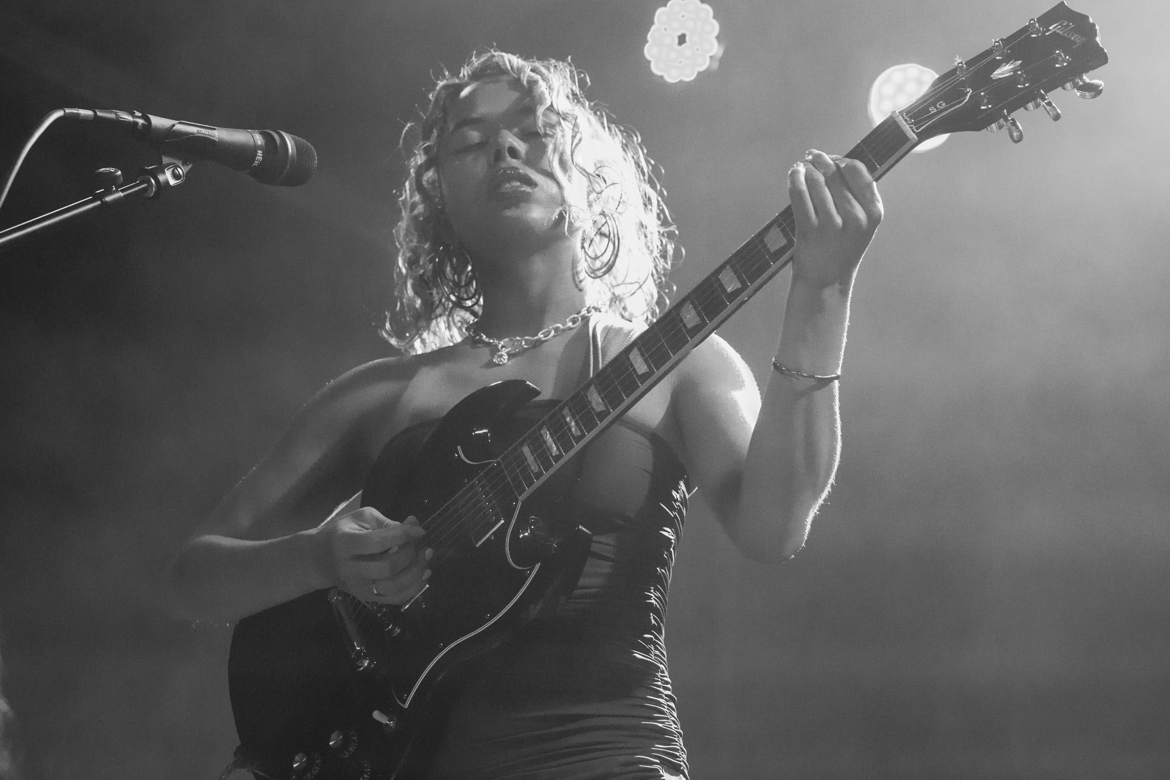 Den engelske artisten Nilüfer Yanya på scenen