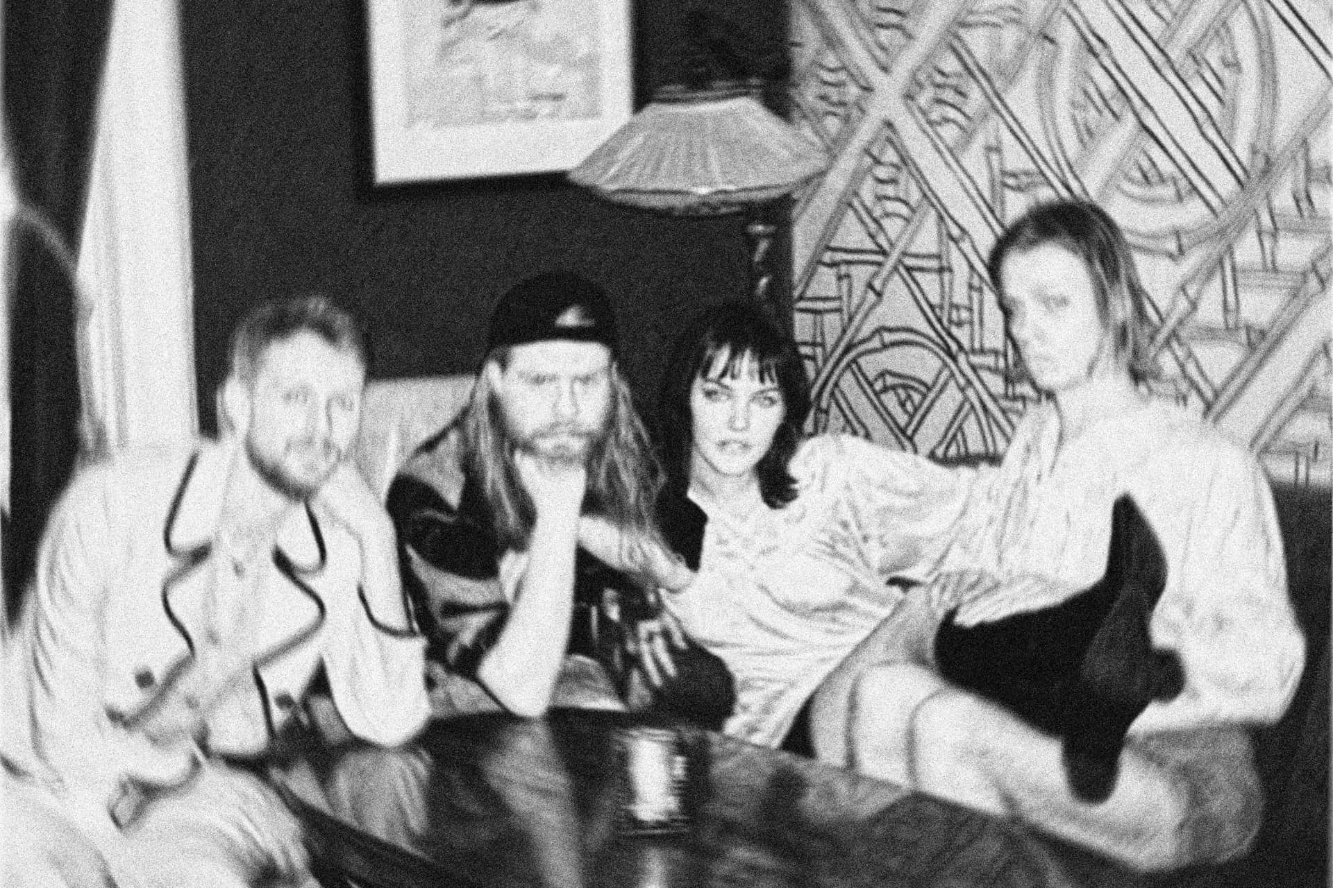 Det norske bandet Fuzzycat Organ Quartet samla rundt et bord
