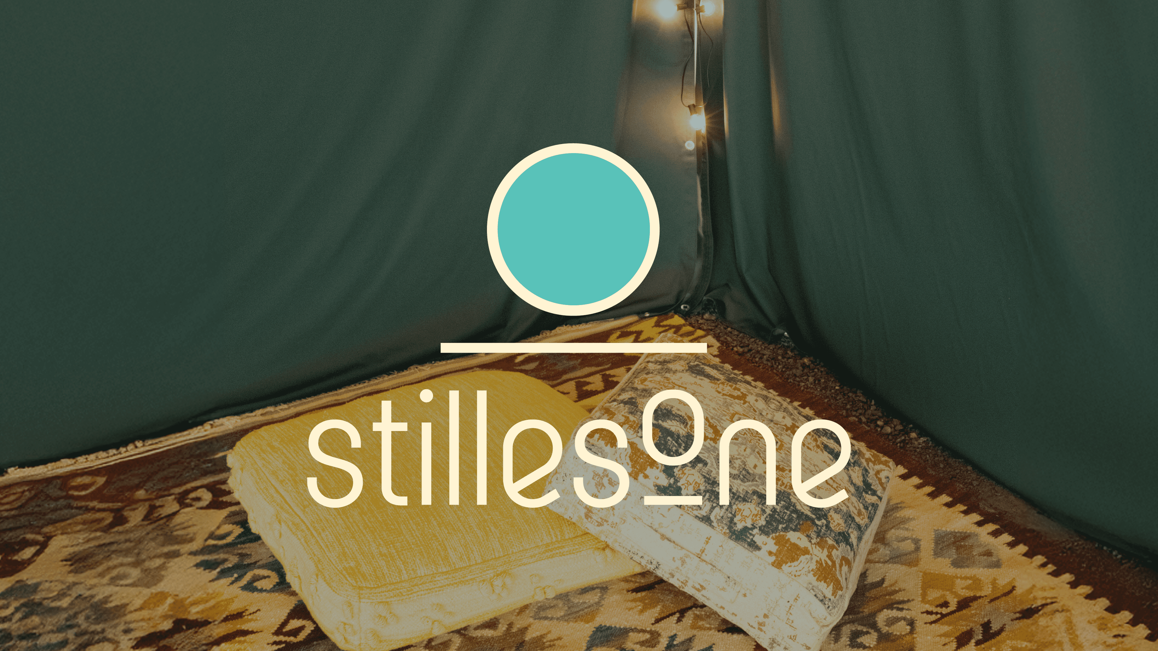 Puter og tepper inne i et telt