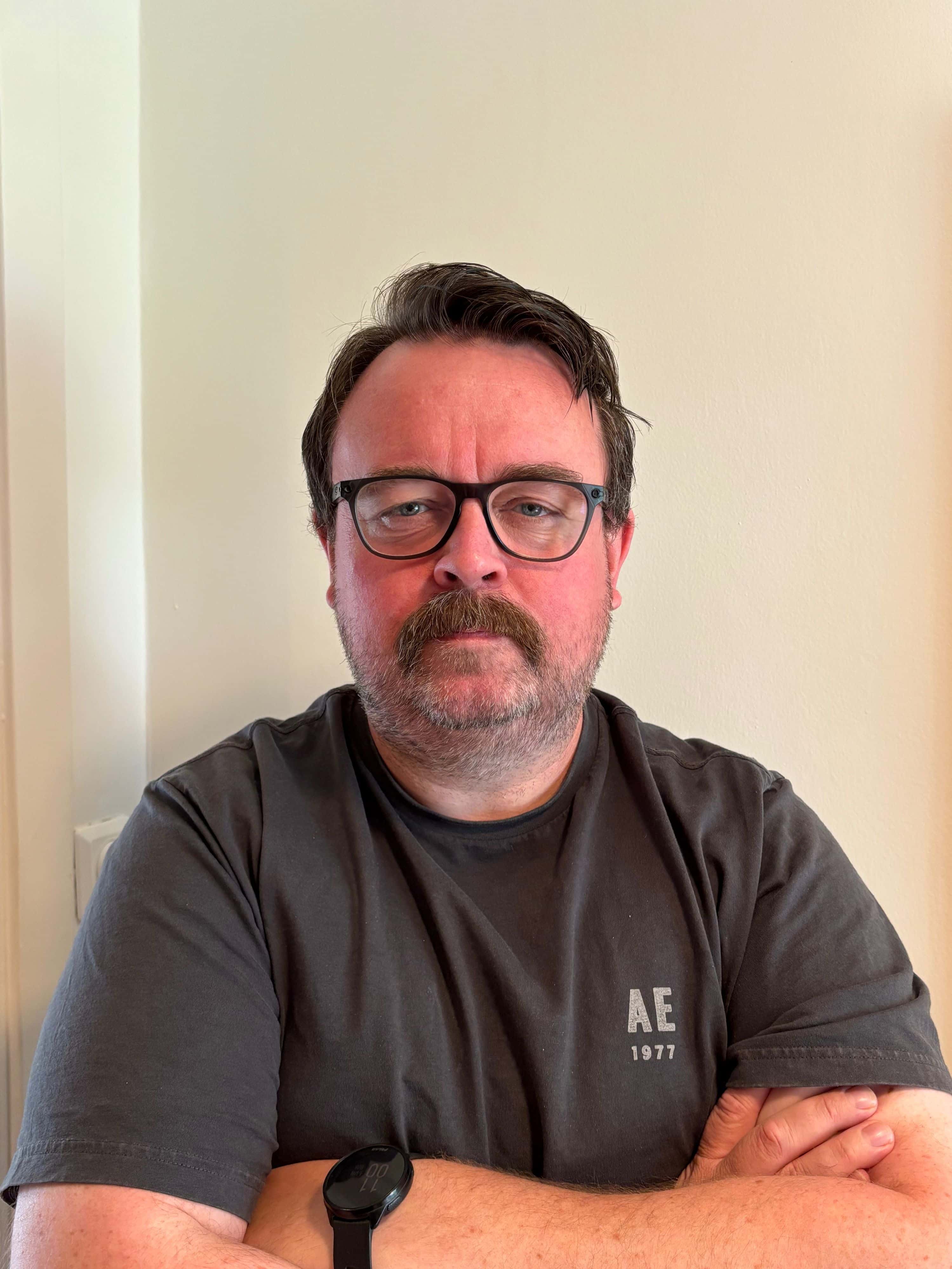 Quizmaster Olav Bru folder armene