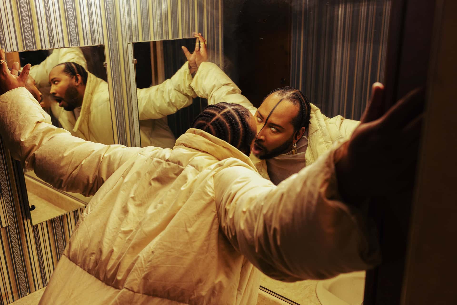 Artisten Bartees Strange gjør grimase i speilet