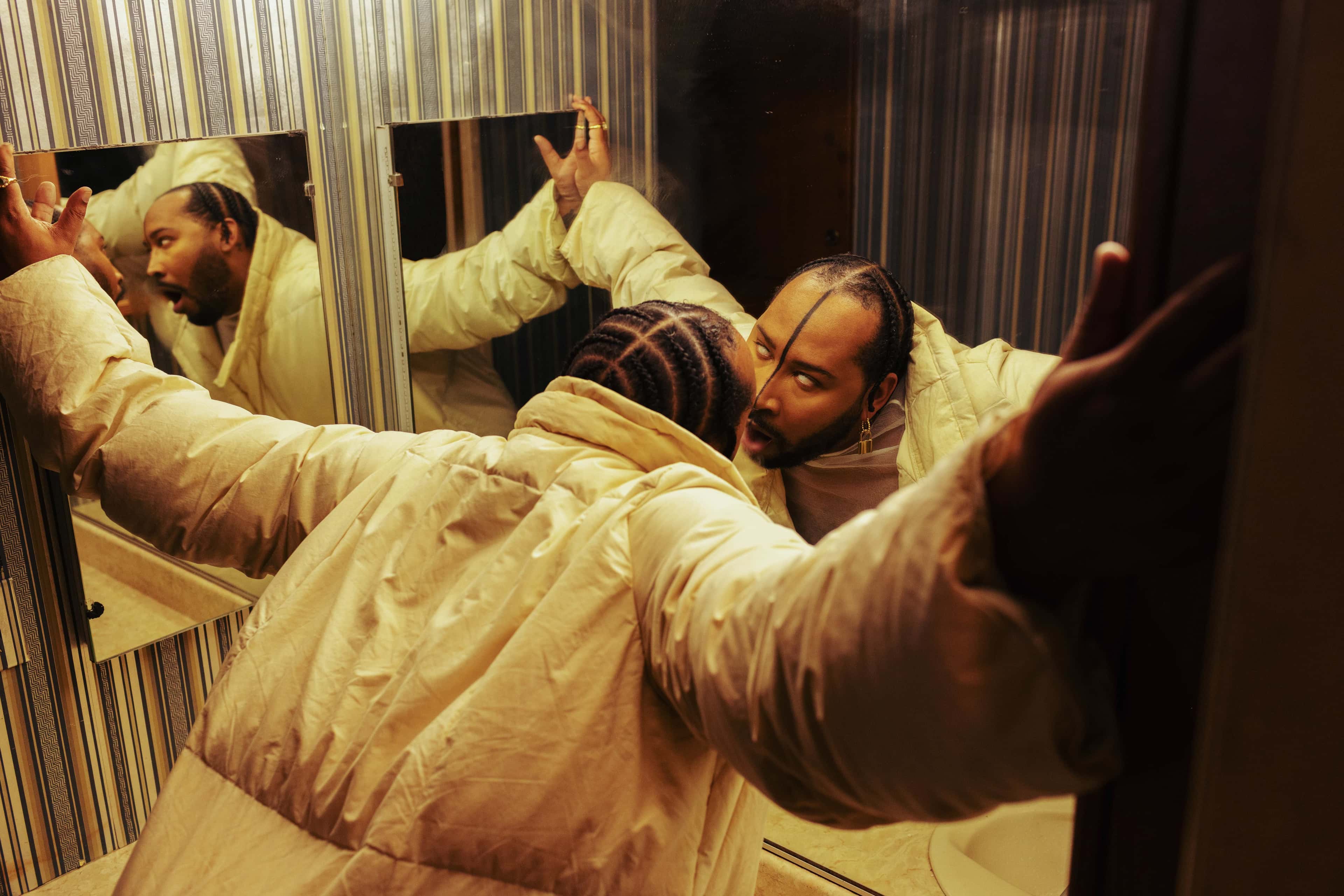 Artisten Bartees Strange gjør grimase i speilet