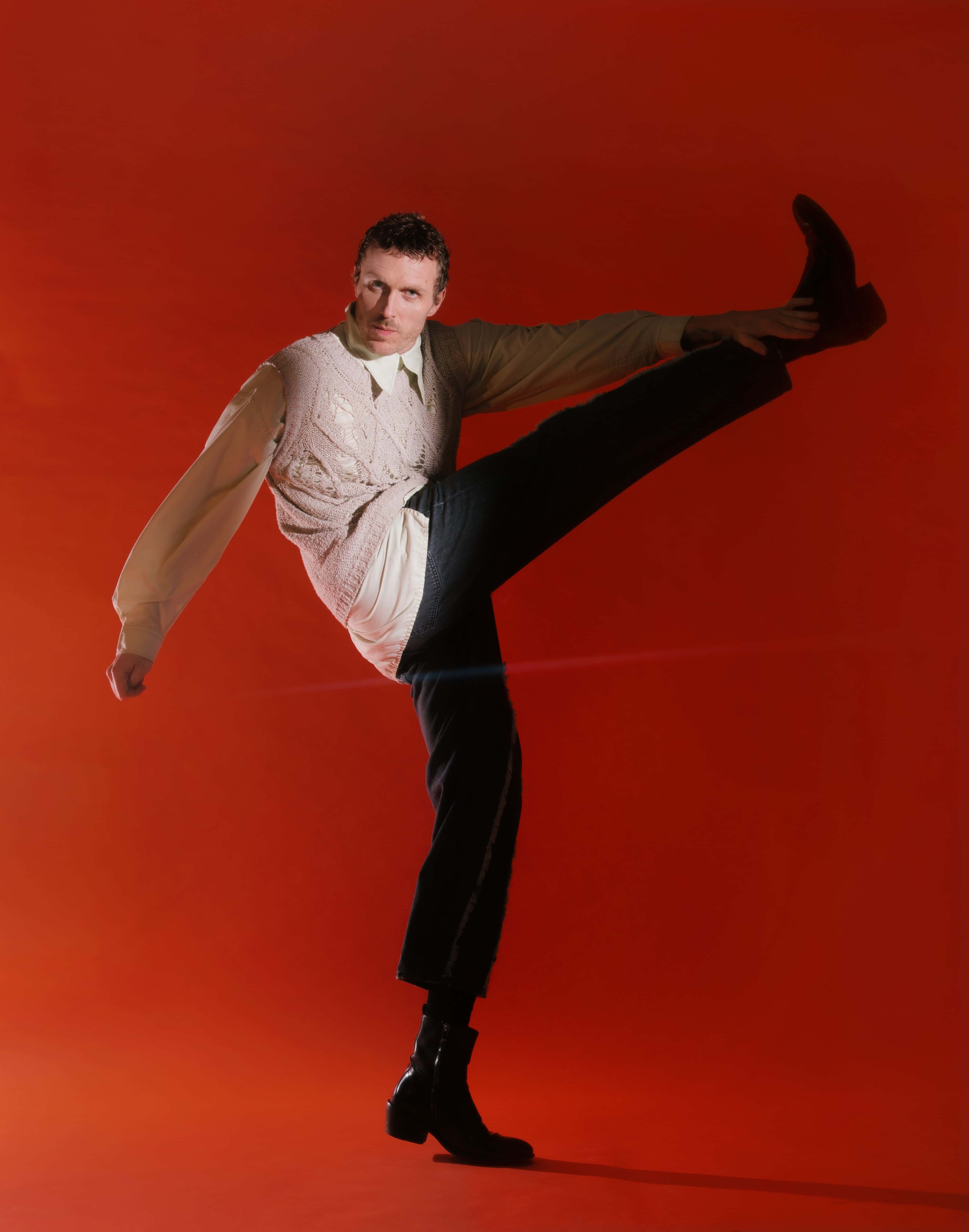 Artisten Kai Gundelach sparker i lufta