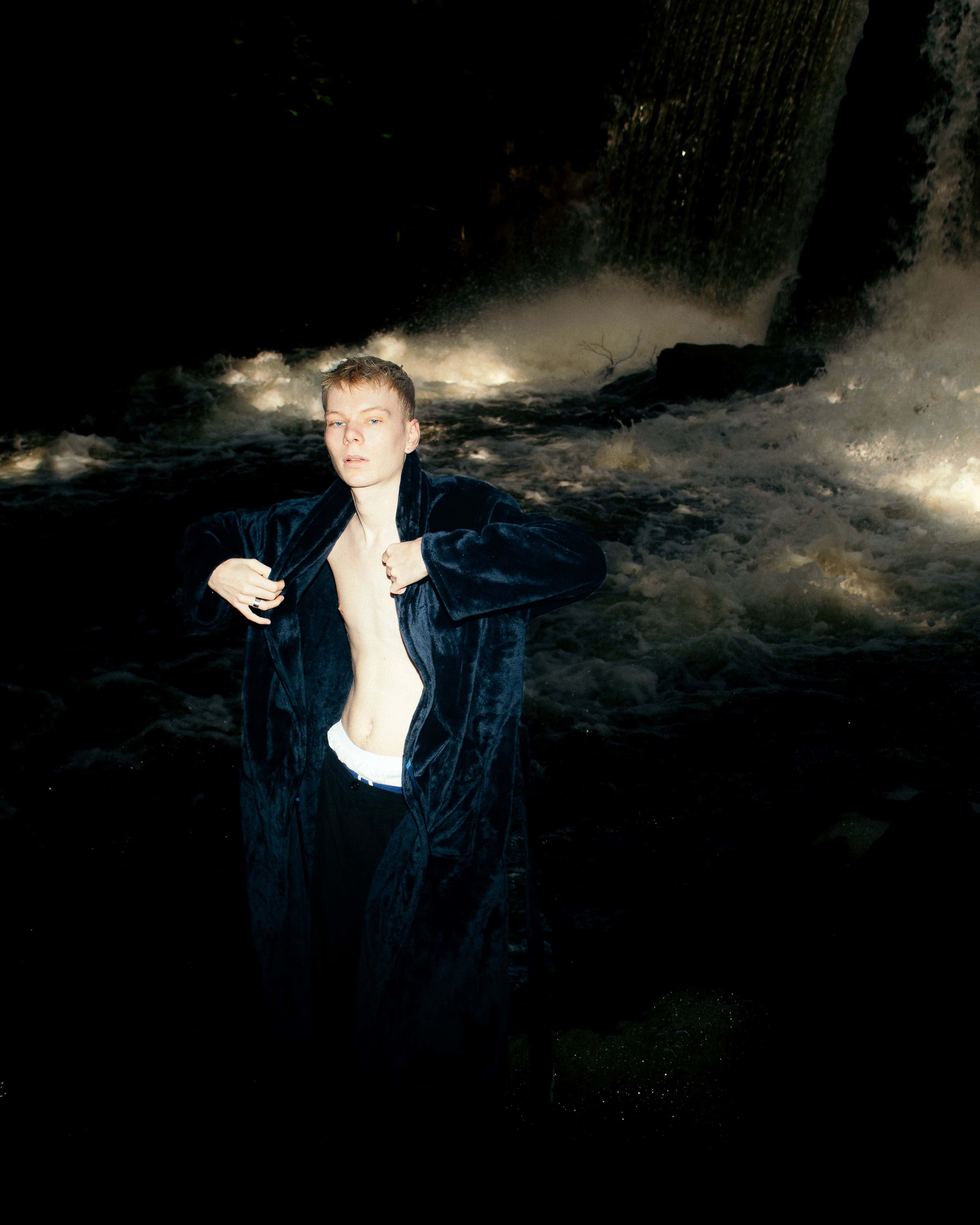 Den norske artisten Anakin Justin ved en foss