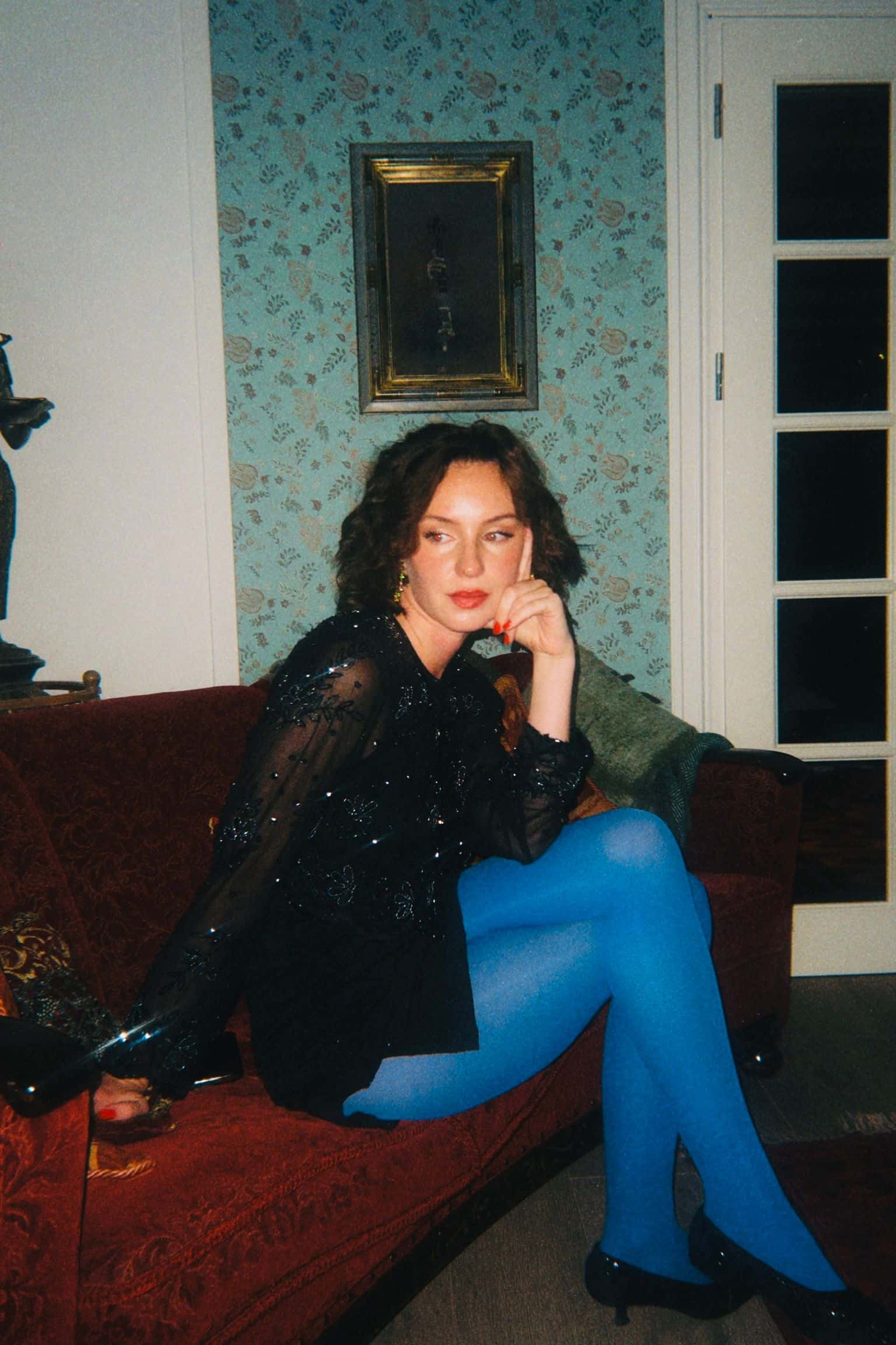 Den norske artisten Hannah Storm sitter på en sofa