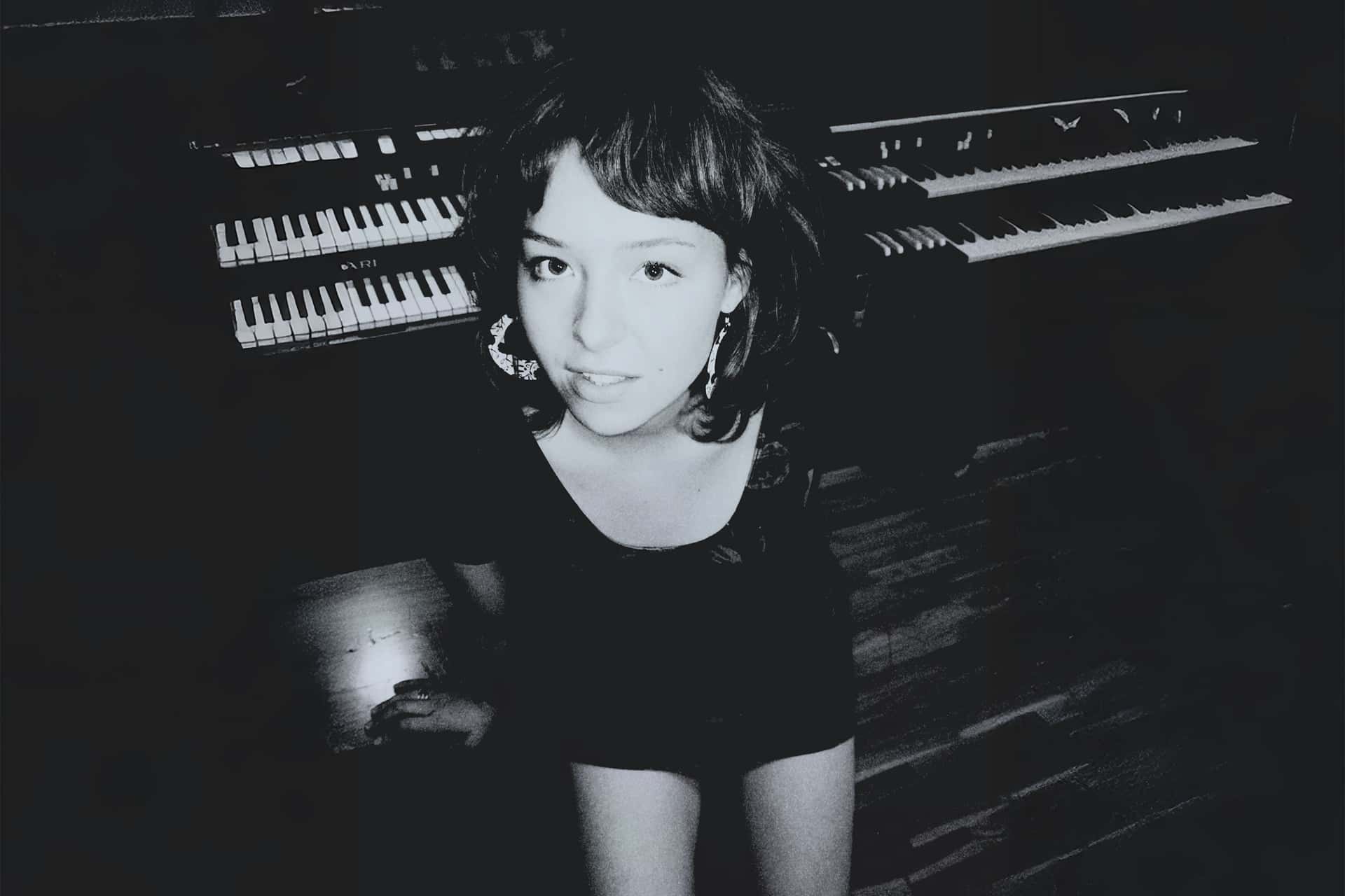 Den norske artisten Ea Othilde foran en mengde tangentinstrumenter