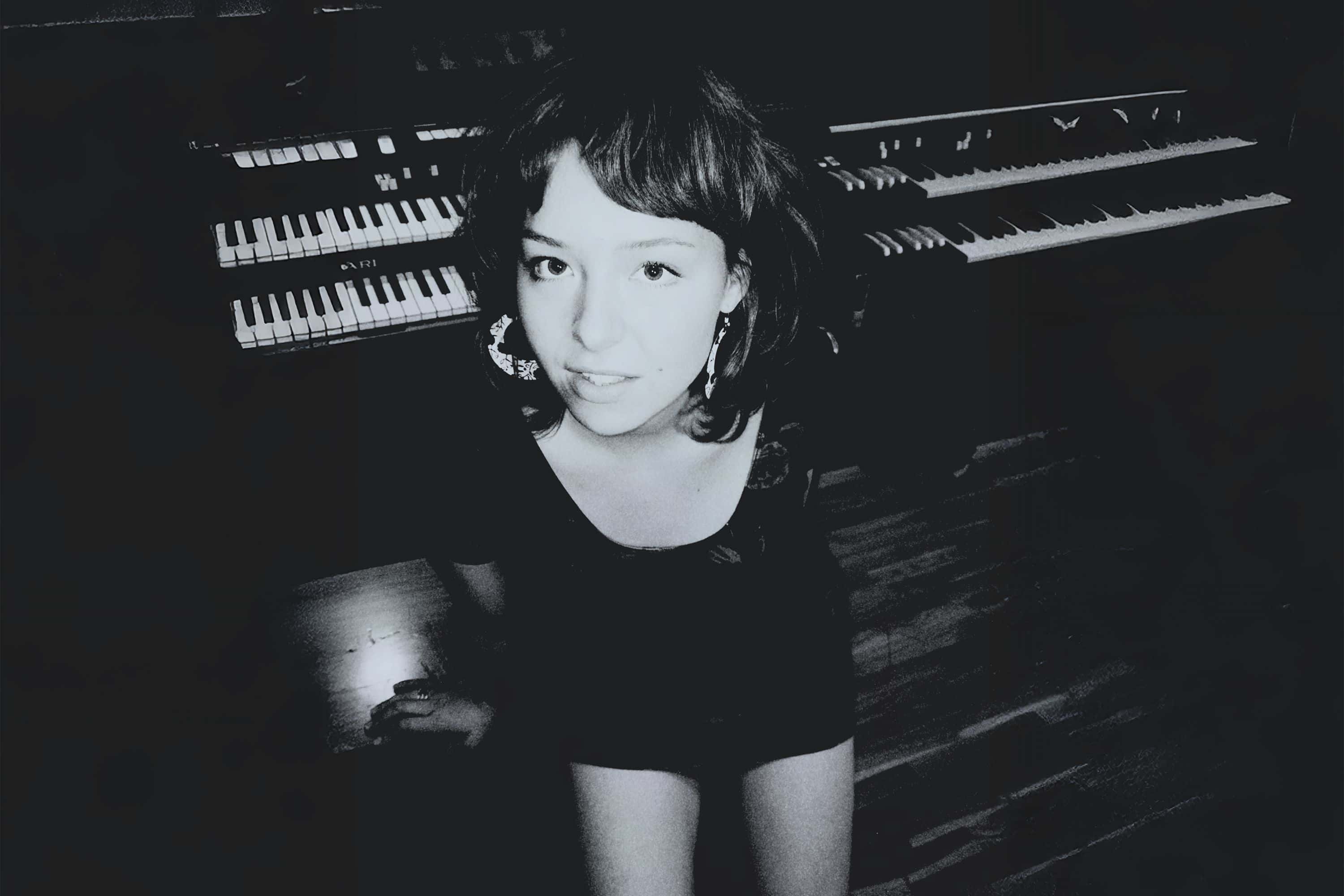 Den norske artisten Ea Othilde foran en mengde tangentinstrumenter