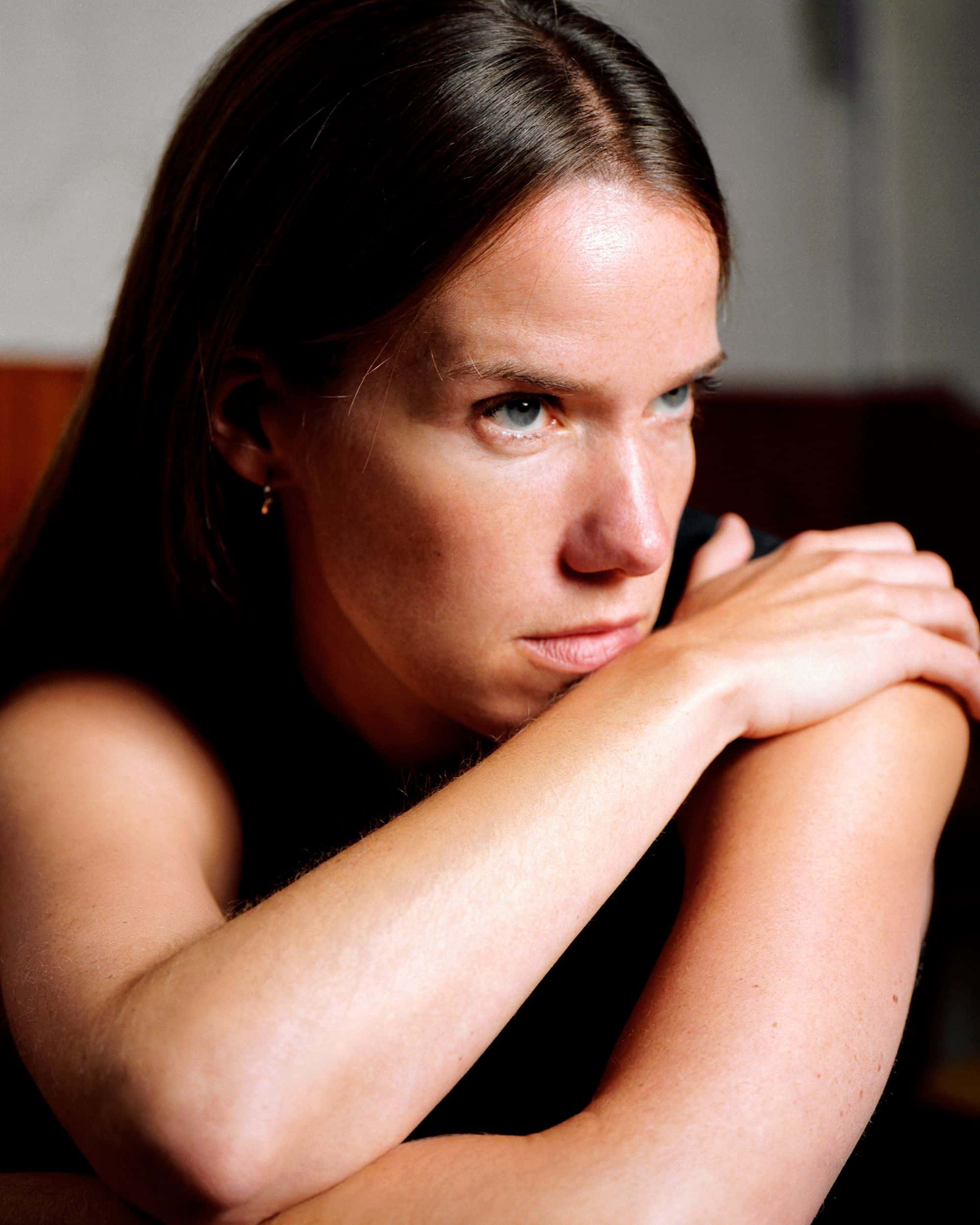 Foto av artisten Kaja Gunnufsen i det ettertenksomme hjørnet