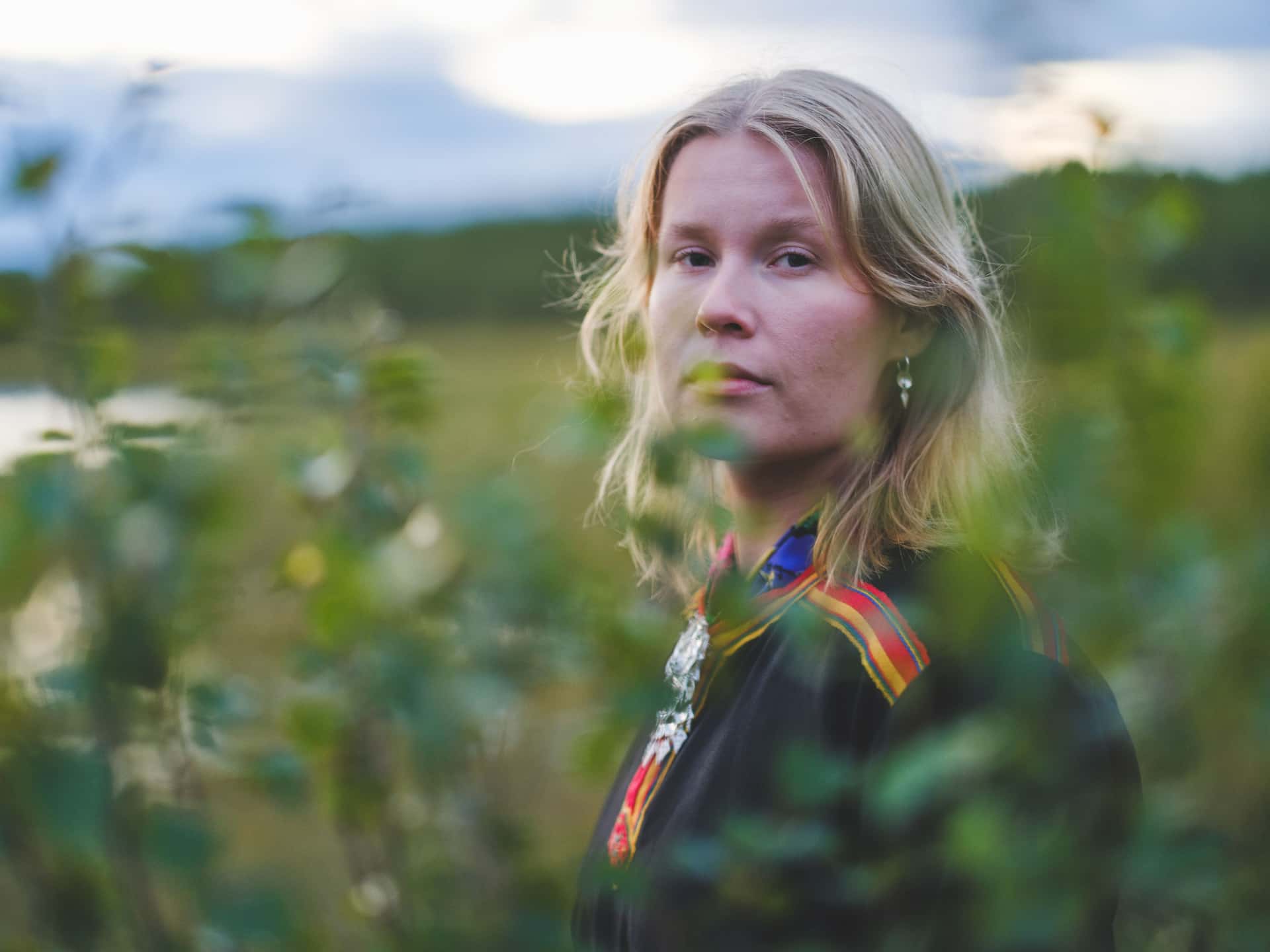 Den samiske artisten Elina Ijäs er ute i grønn natur