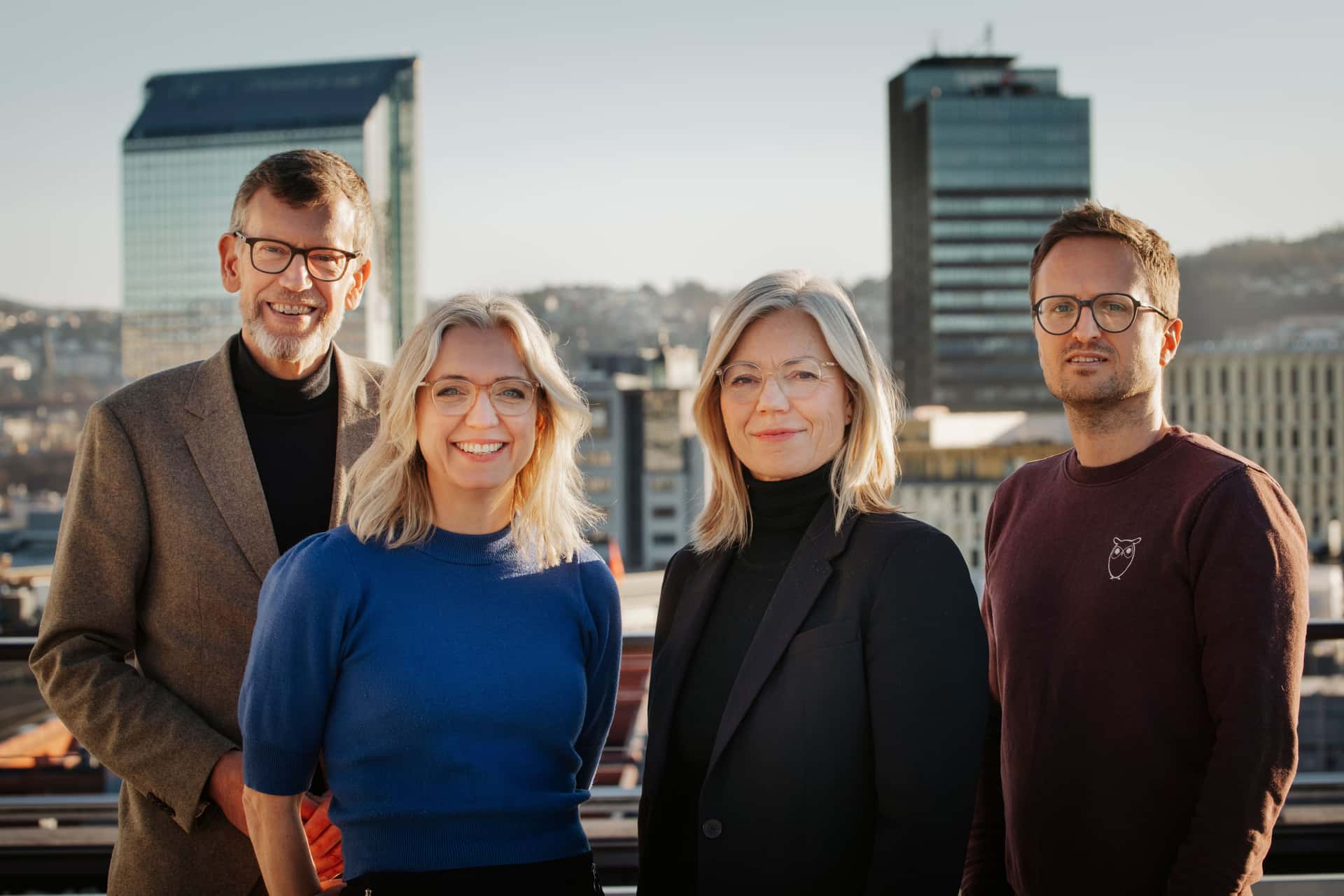 Redaksjonen i podkasten Aftenposten, med Oslos skyskrapere i bakgrunnen