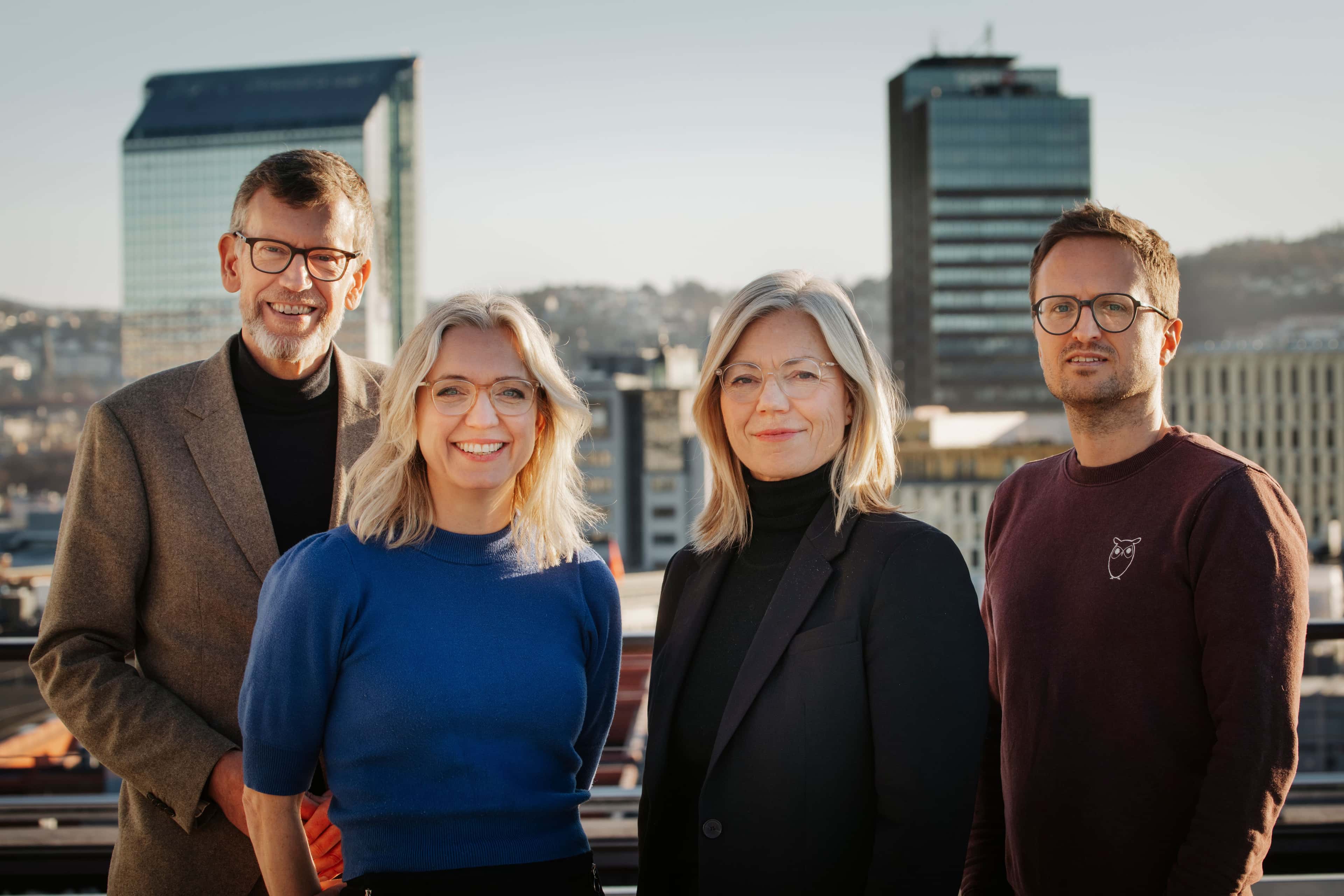 Redaksjonen i podkasten Aftenposten, med Oslos skyskrapere i bakgrunnen