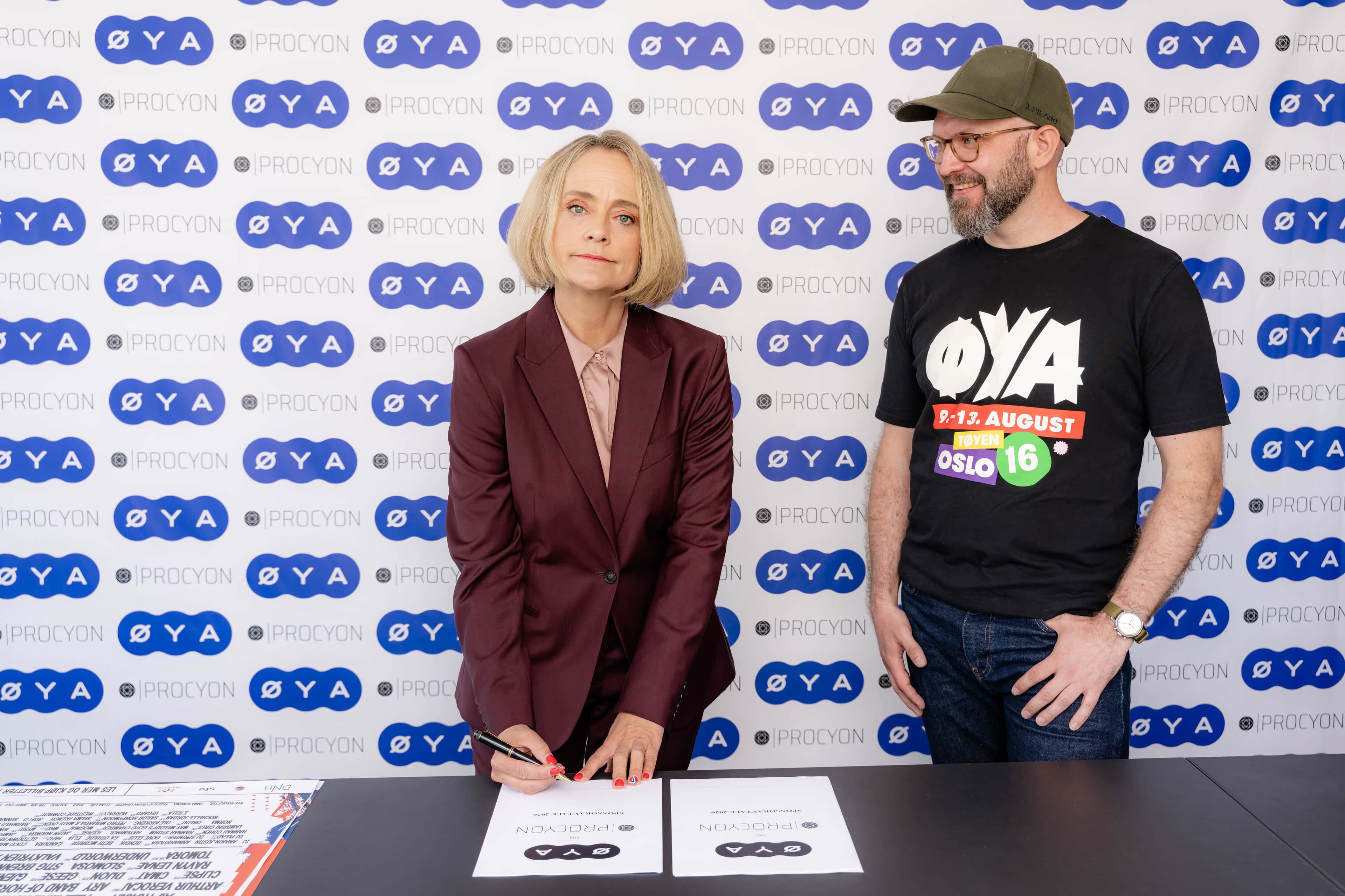 Øyafestivalens daglig leder signerer sponsoravtale med det fiktive selskapet Procyon