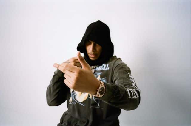 Den britiske rapperen AJ Tracey viser fingeren
