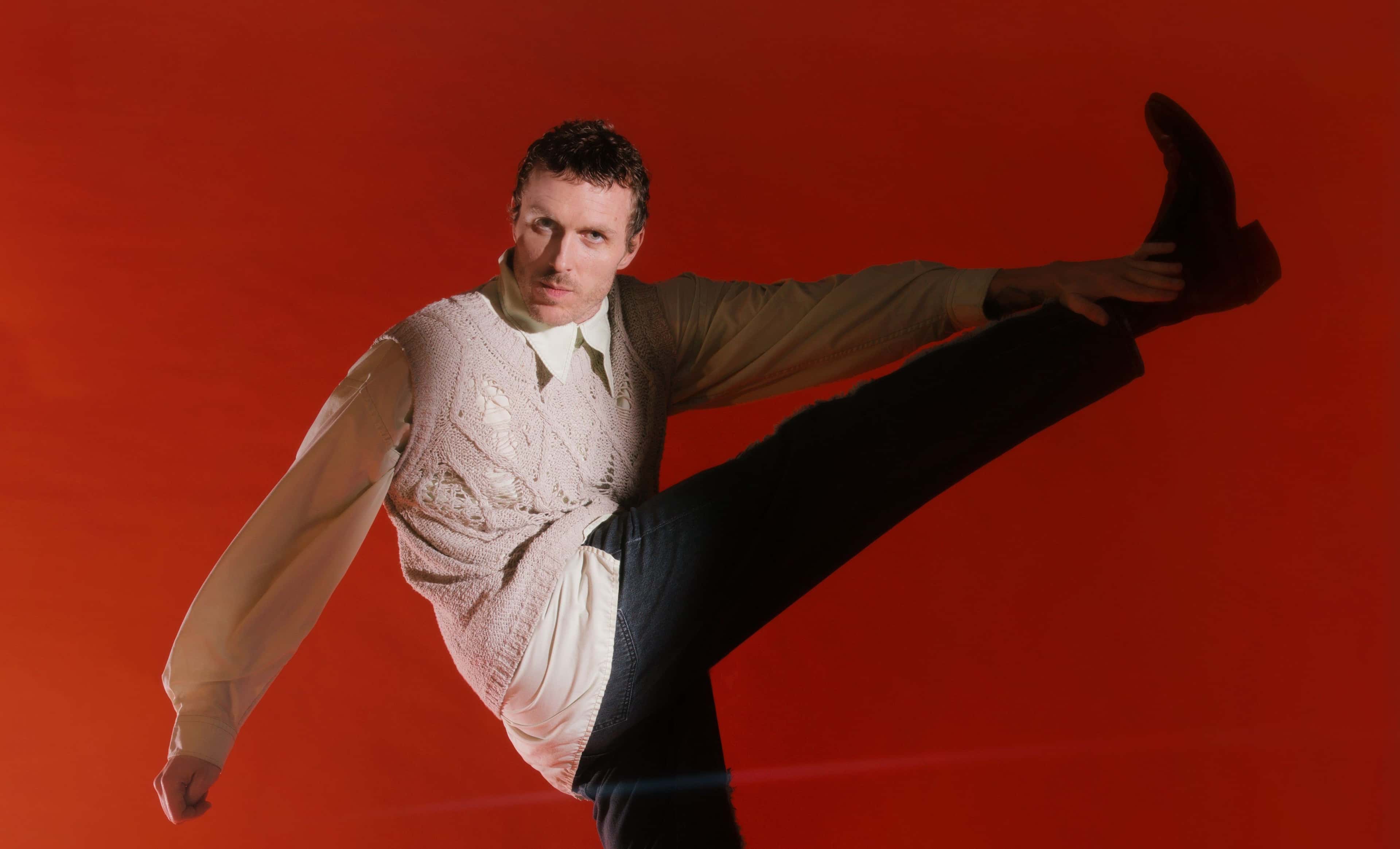 Den norske artisten Gundelach sparker i lufta