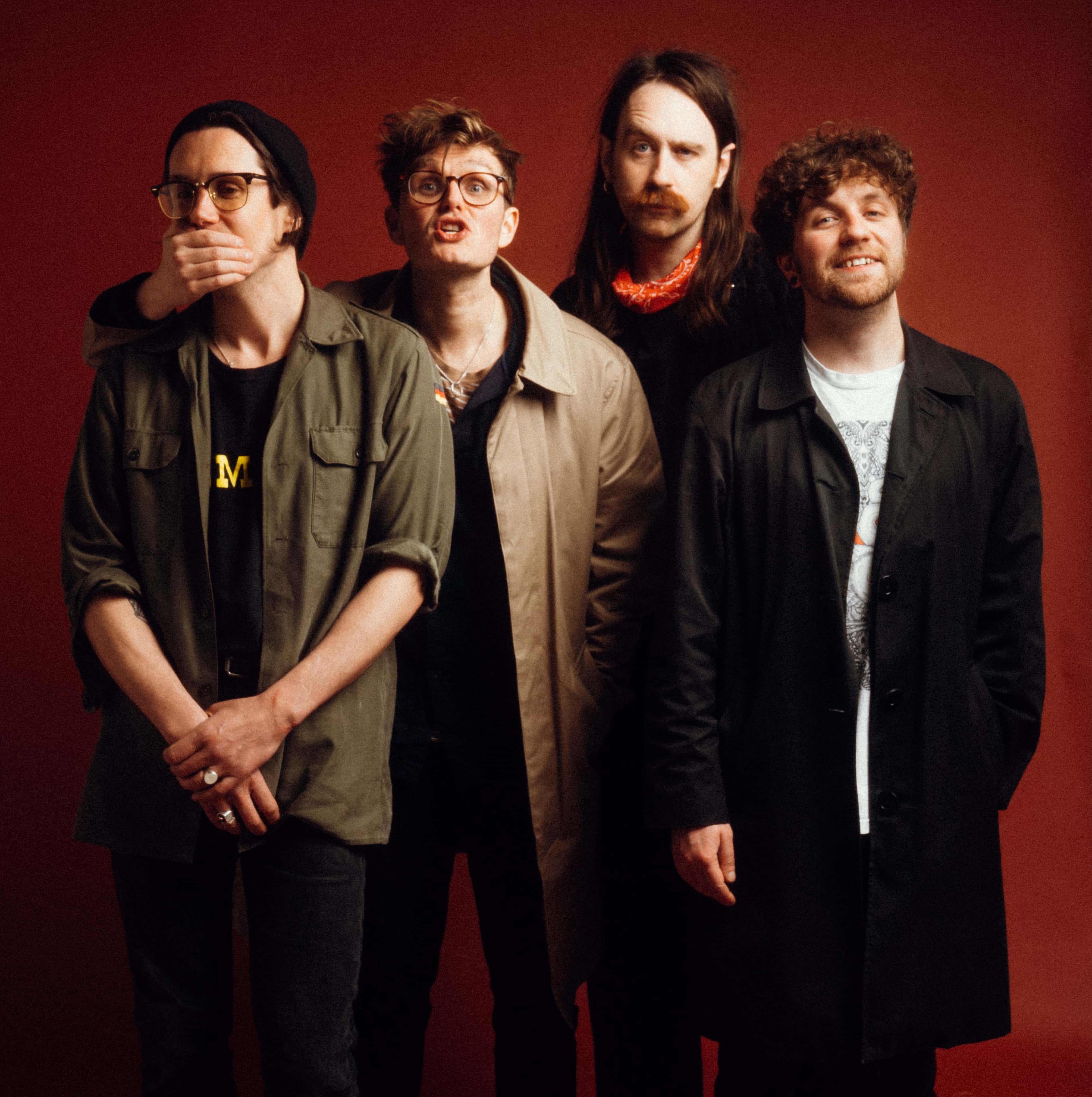 Blde av bandet Yard Act mot rød bakgrunn