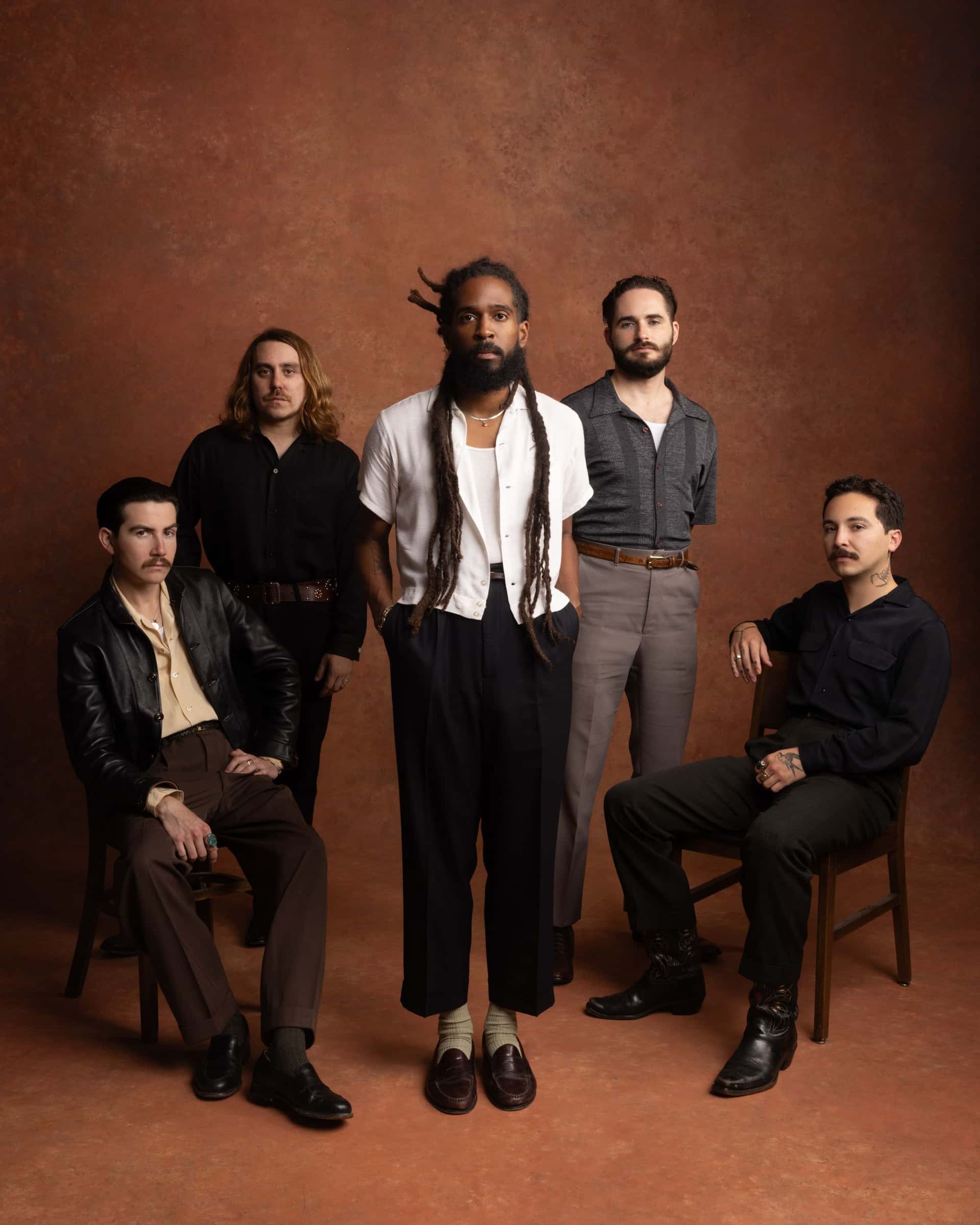 Retrosoulbandet Thee Sacred Souls poserer i studio