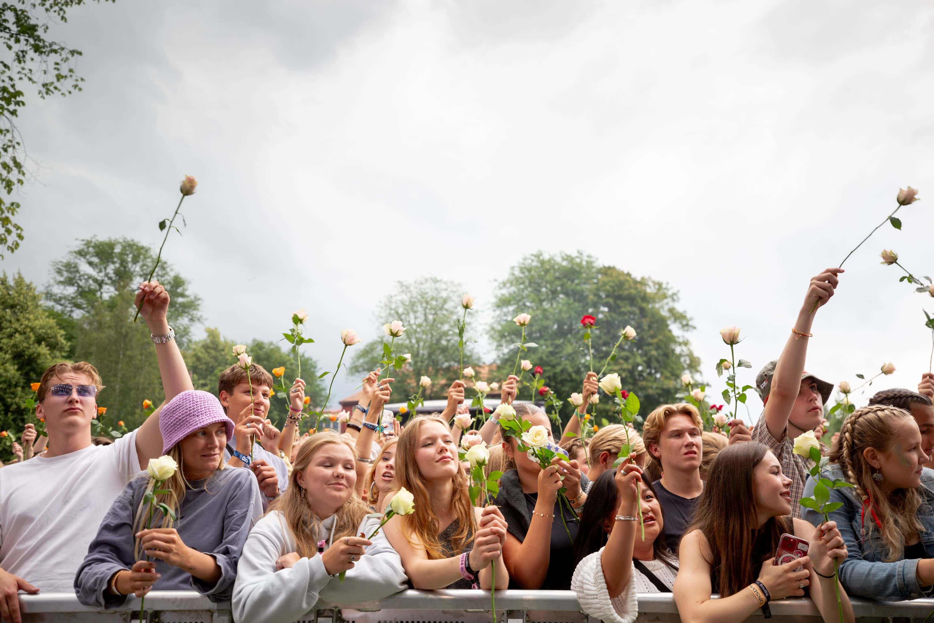 Øya-publikum med blomster i hendene