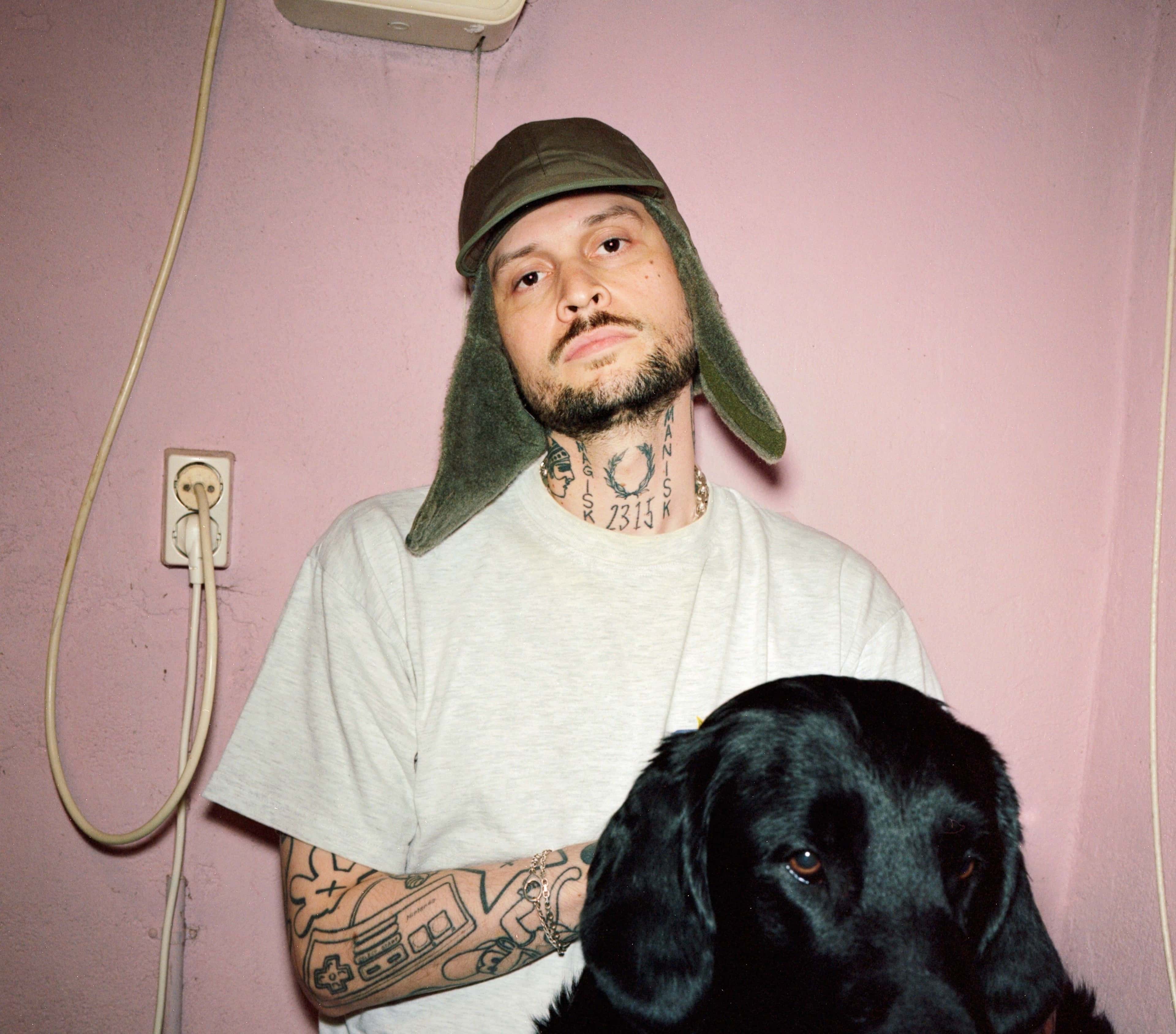 Den norske artisten Stig Brenner, med en hund