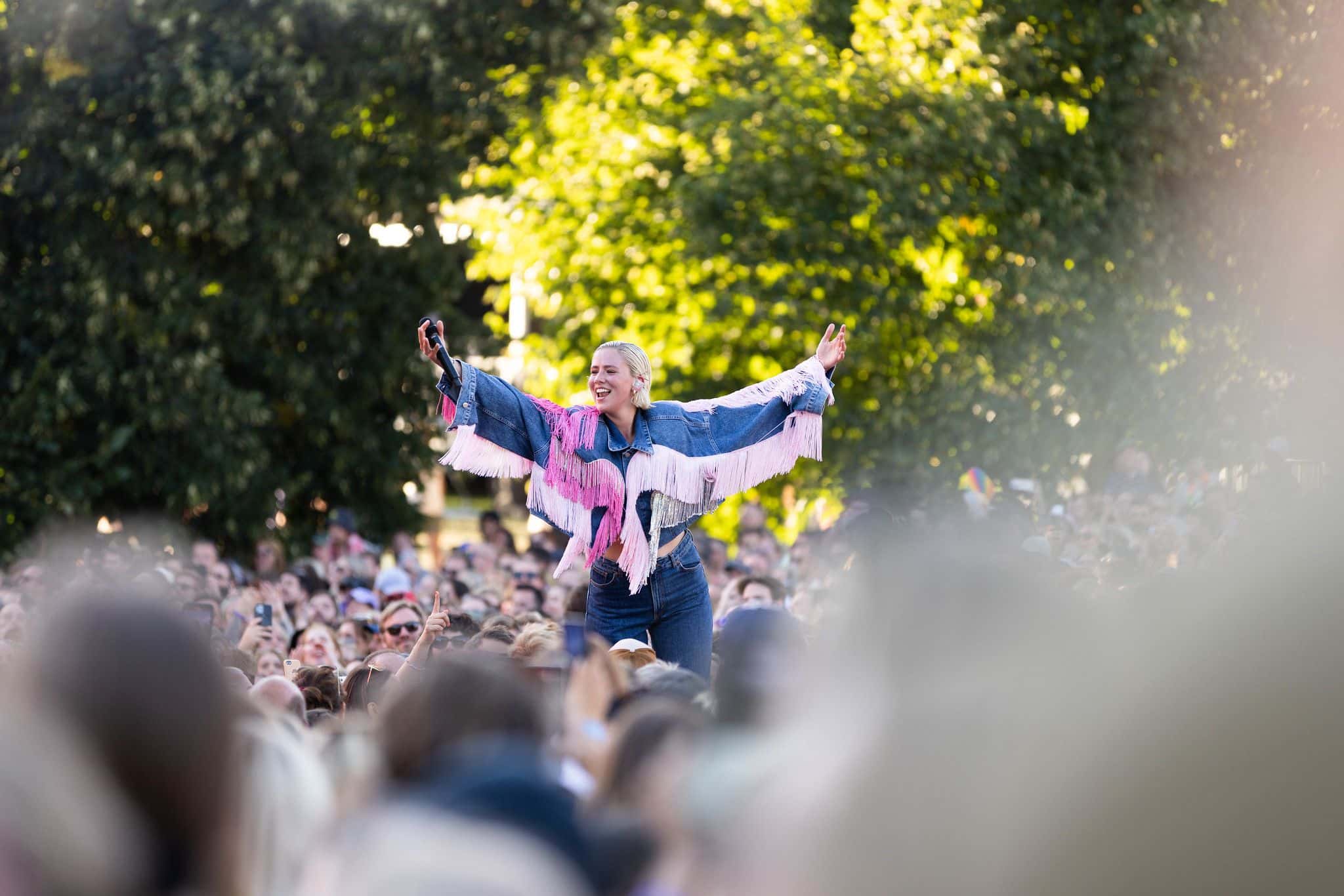 Dagny ute blant publikum under konserten i Amfiet 2022
