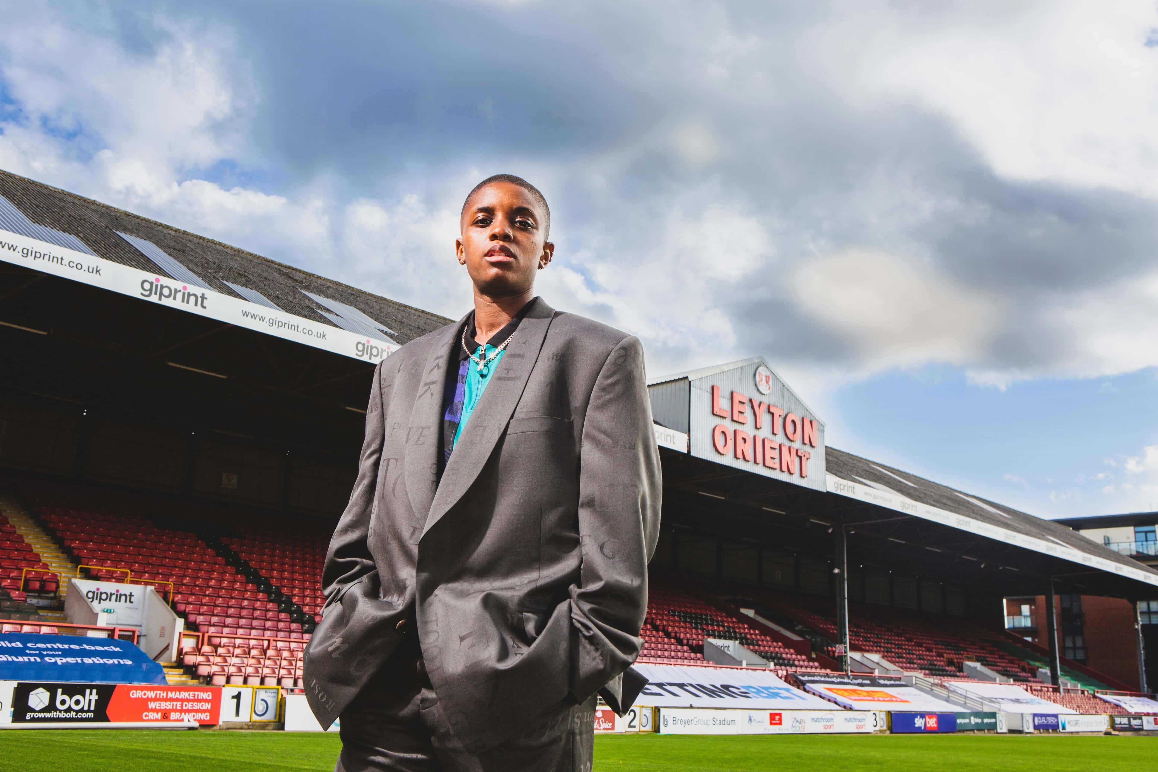 Foto av artist og DJ SHERELLE på et stadion