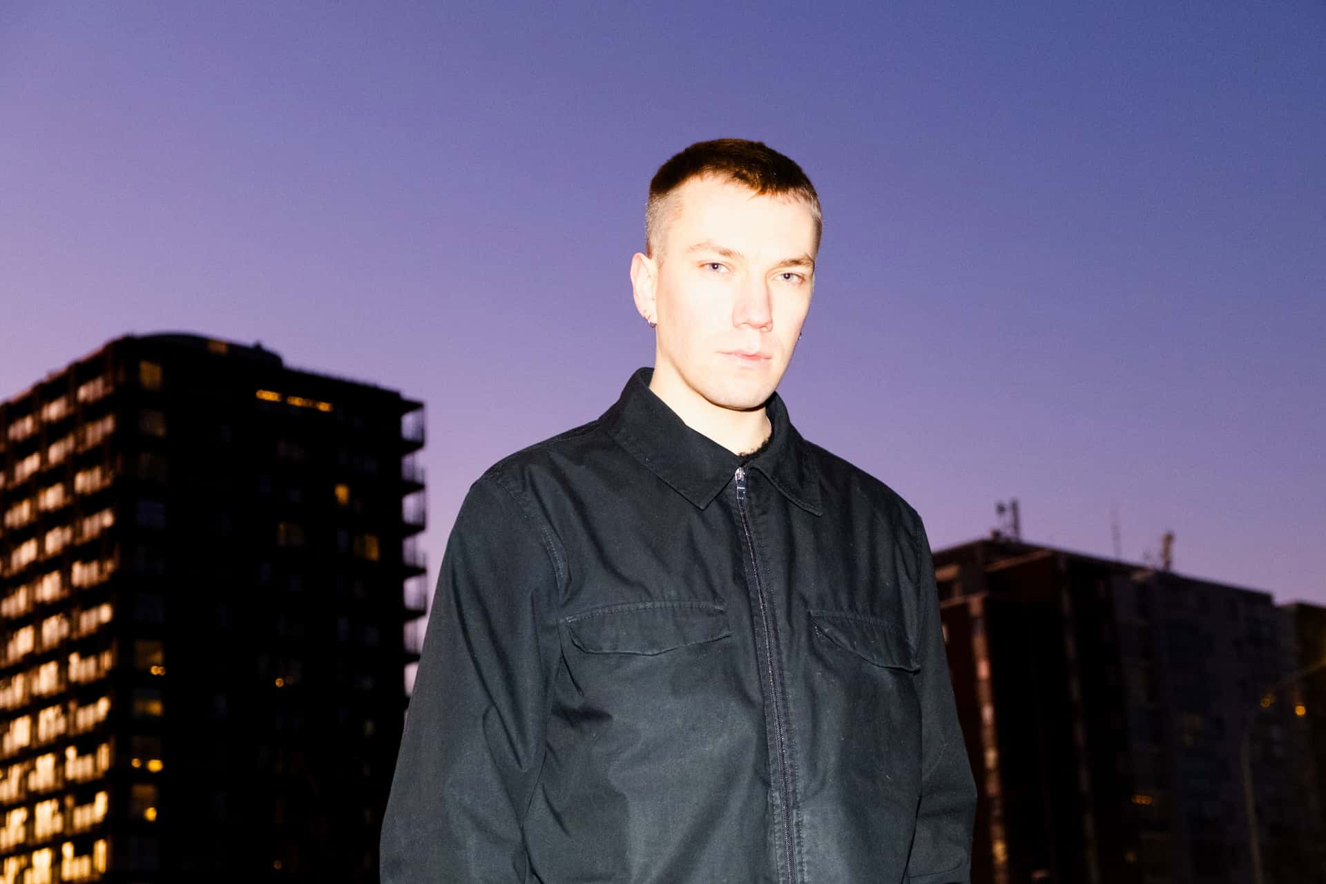 Den norske DJ-en Svebbe i kveldslys