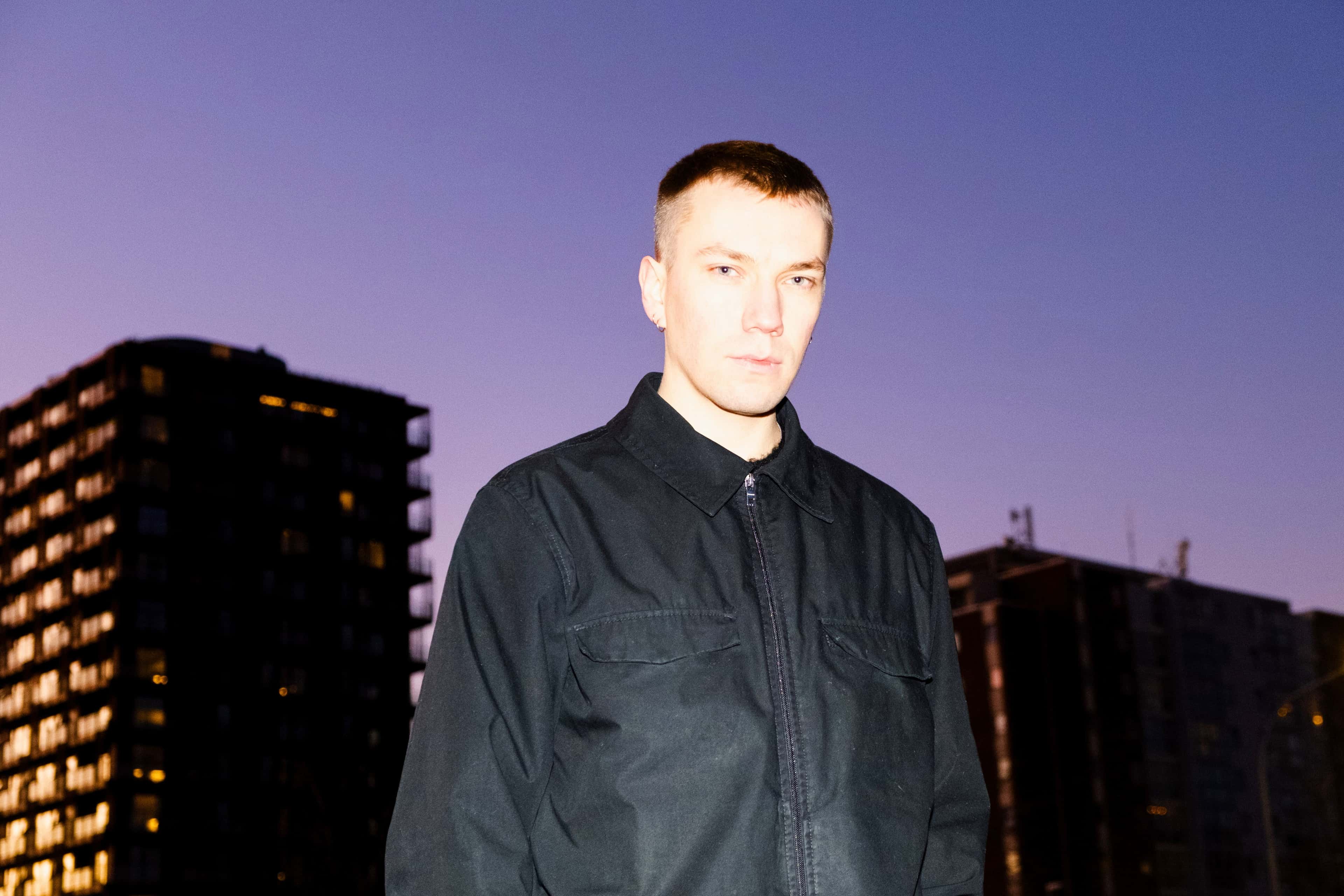 Den norske DJ-en Svebbe i kveldslys