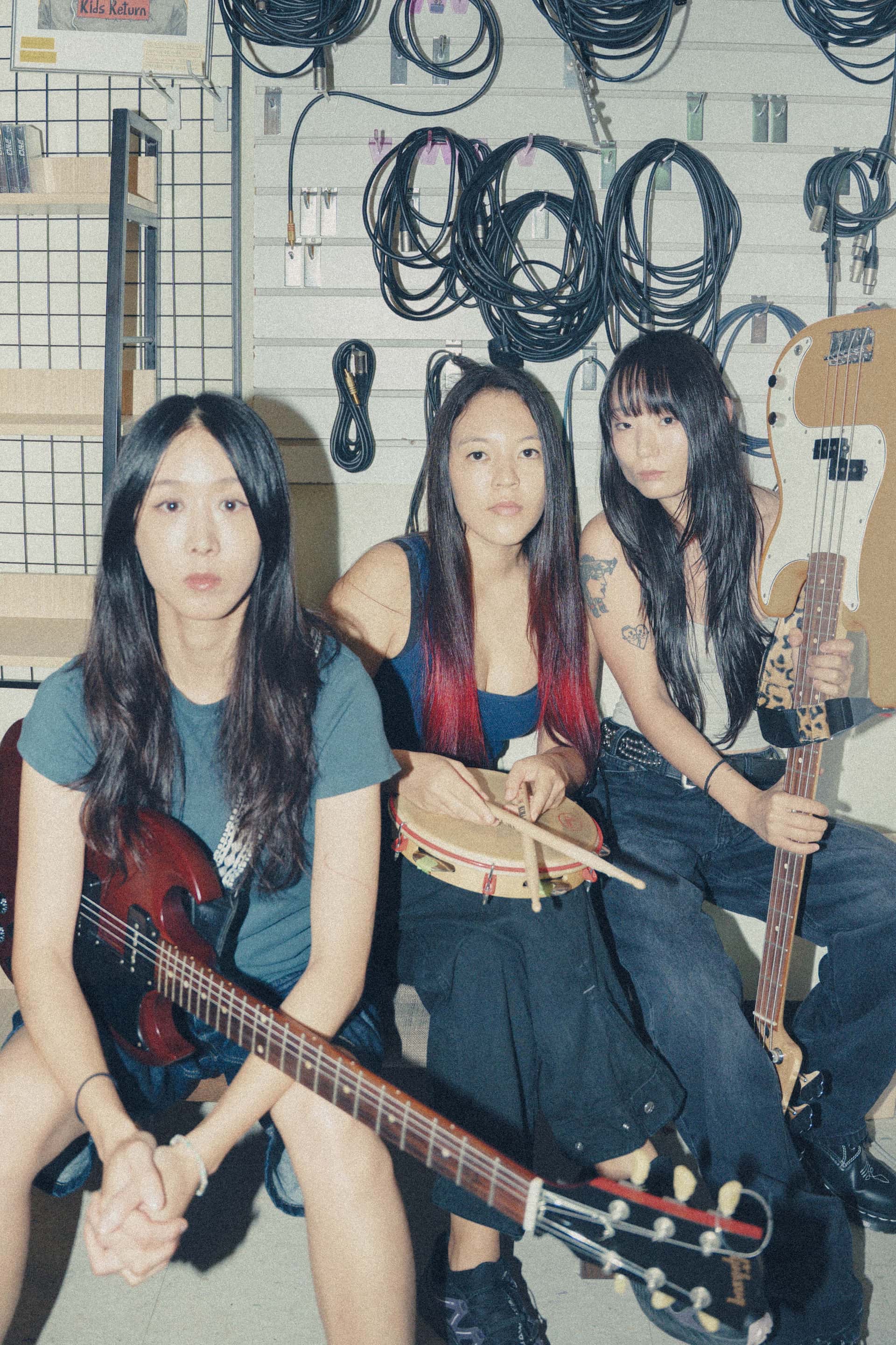 Den sør-koreansketrioen Sailor Honeymoon sitter backstage