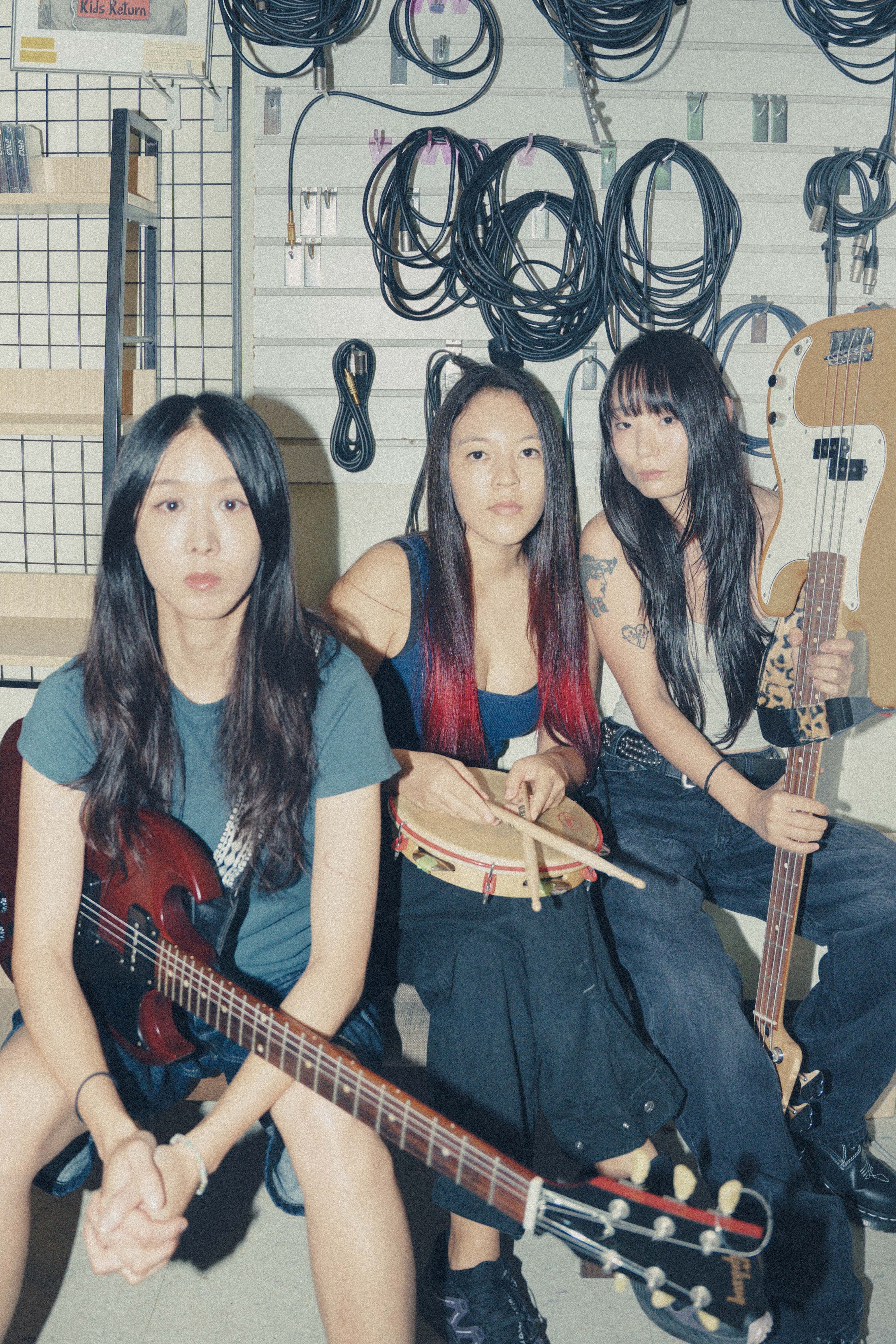 Den sør-koreansketrioen Sailor Honeymoon sitter backstage