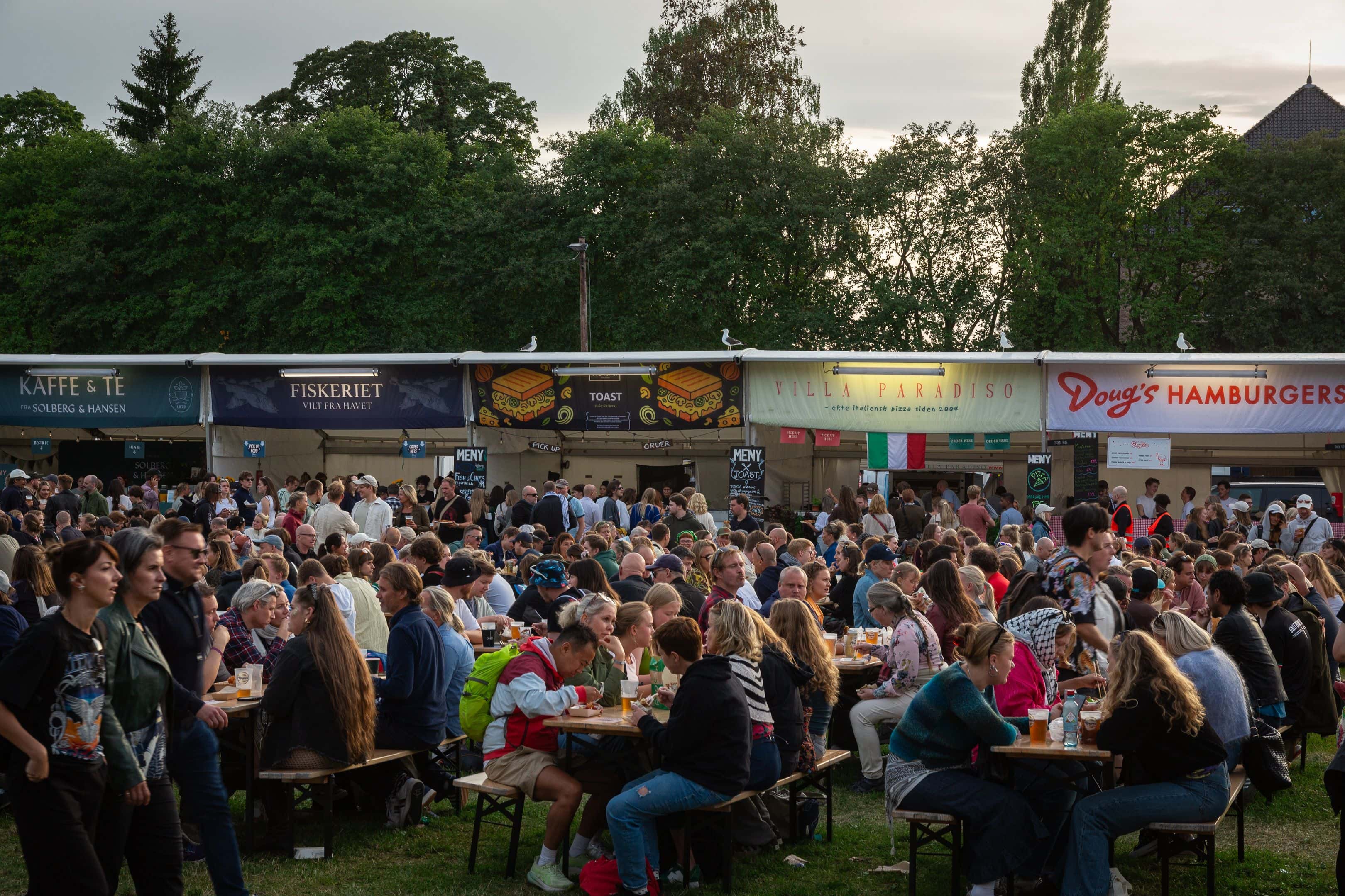 Festivalpublikum på Øyafestivalens store matområde