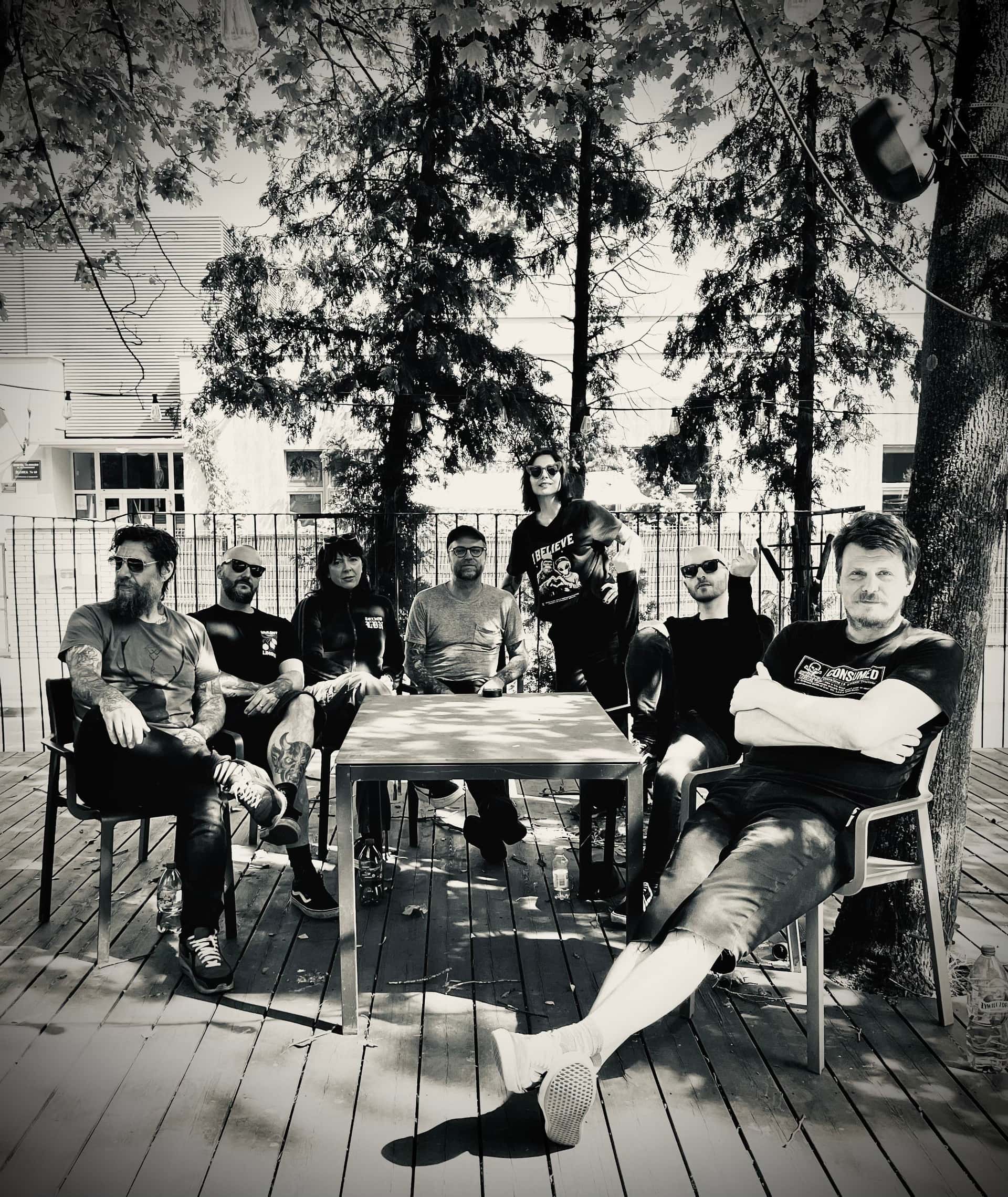Det britiske bandet Crippled Black Phoenix slapper av på terrassen