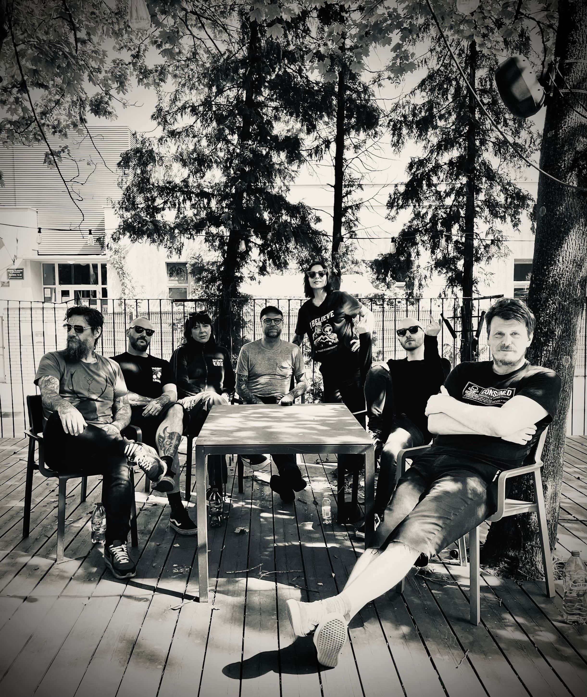 Det britiske bandet Crippled Black Phoenix slapper av på terrassen