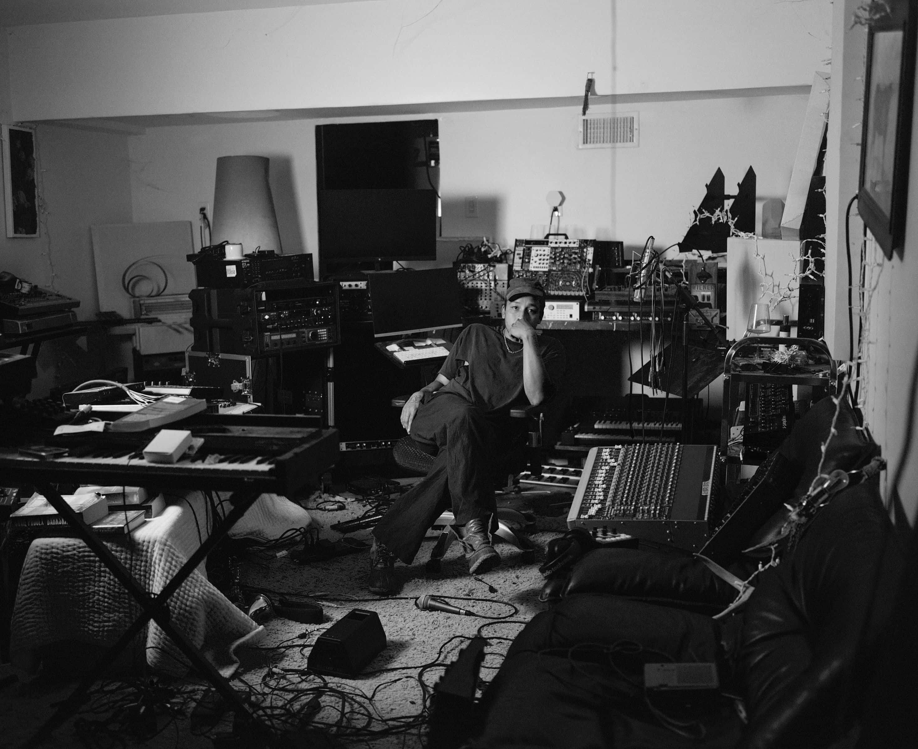 Den amerikanske artisten Dijon sitter i et innspillingssstudio