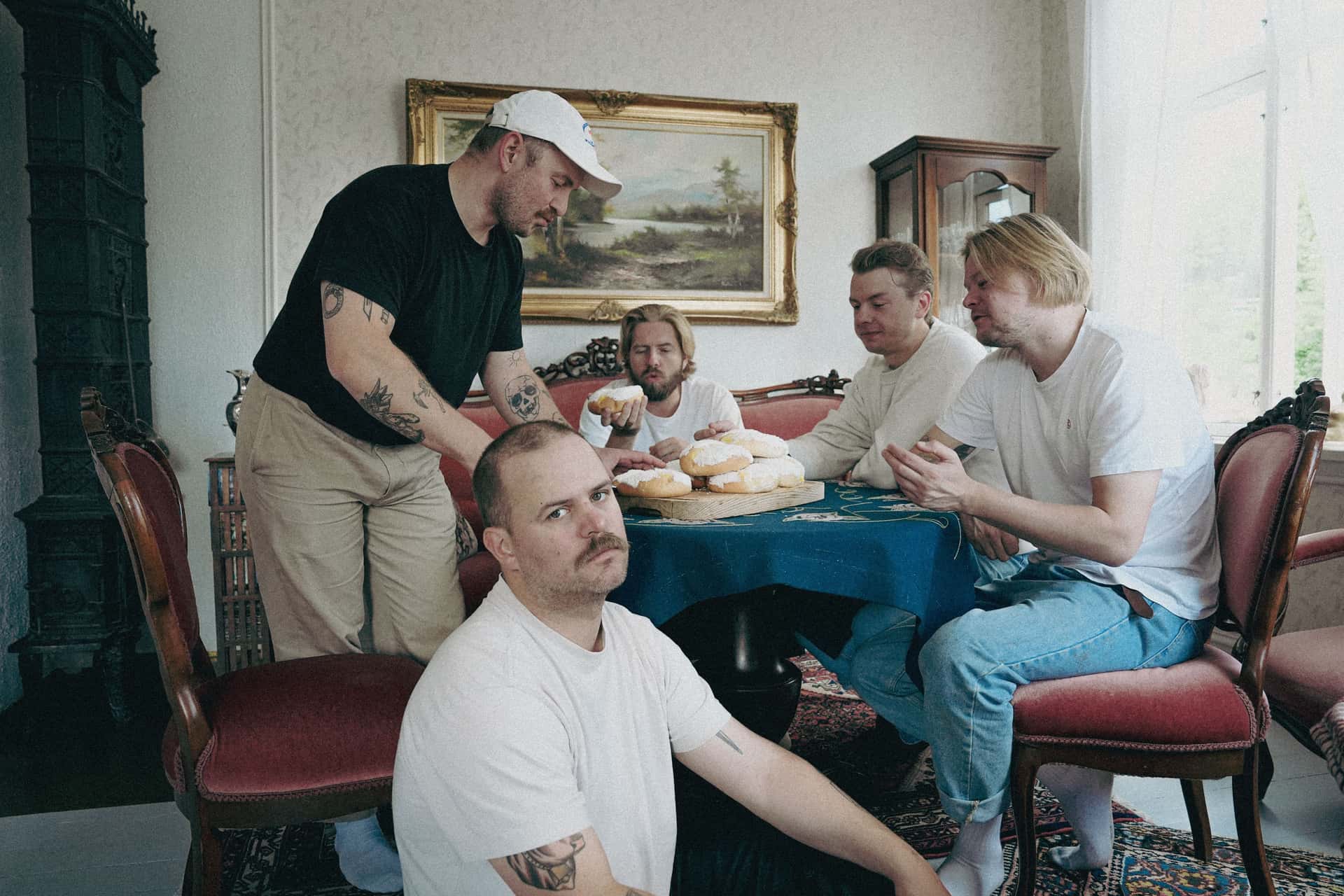 Det norske bandet Aktiv Dödshjelp forsyner seg med mat