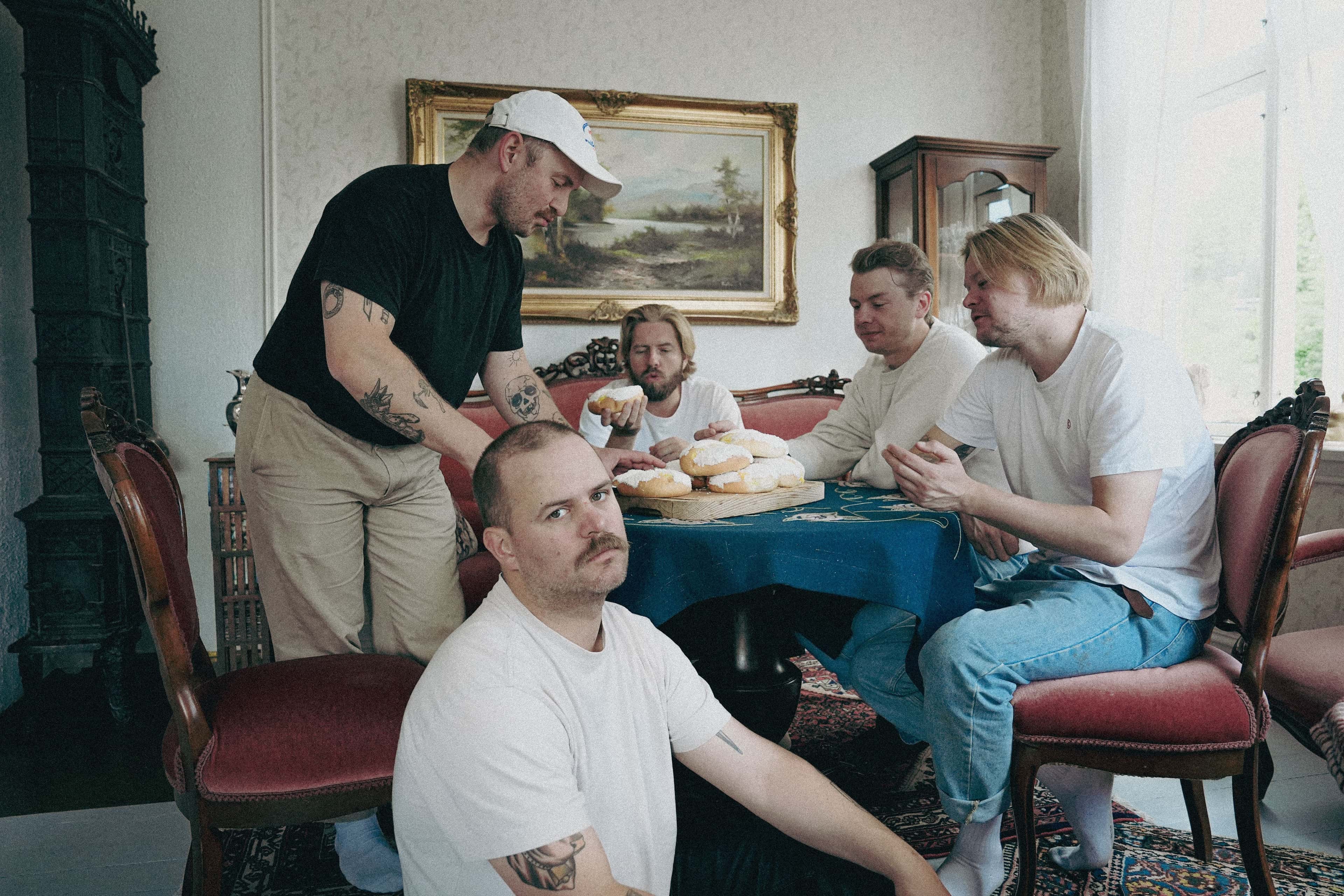 Det norske bandet Aktiv Dödshjelp forsyner seg med mat