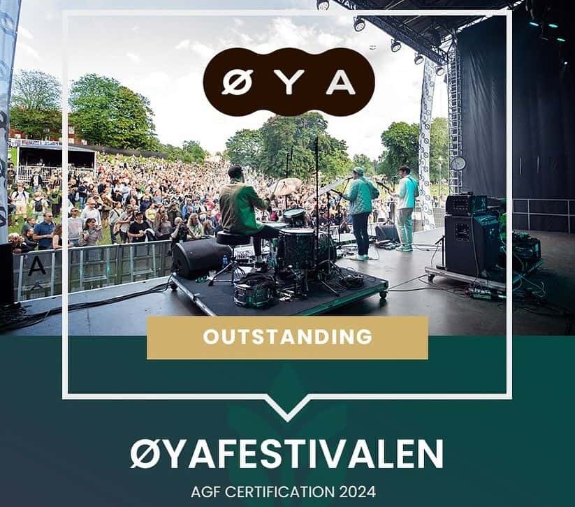 Konsertbilde fra Øyafestivalen, med grafikk som viser at festivalen har fått internasjonal bærekraftutmerkelse på høyeste nivå