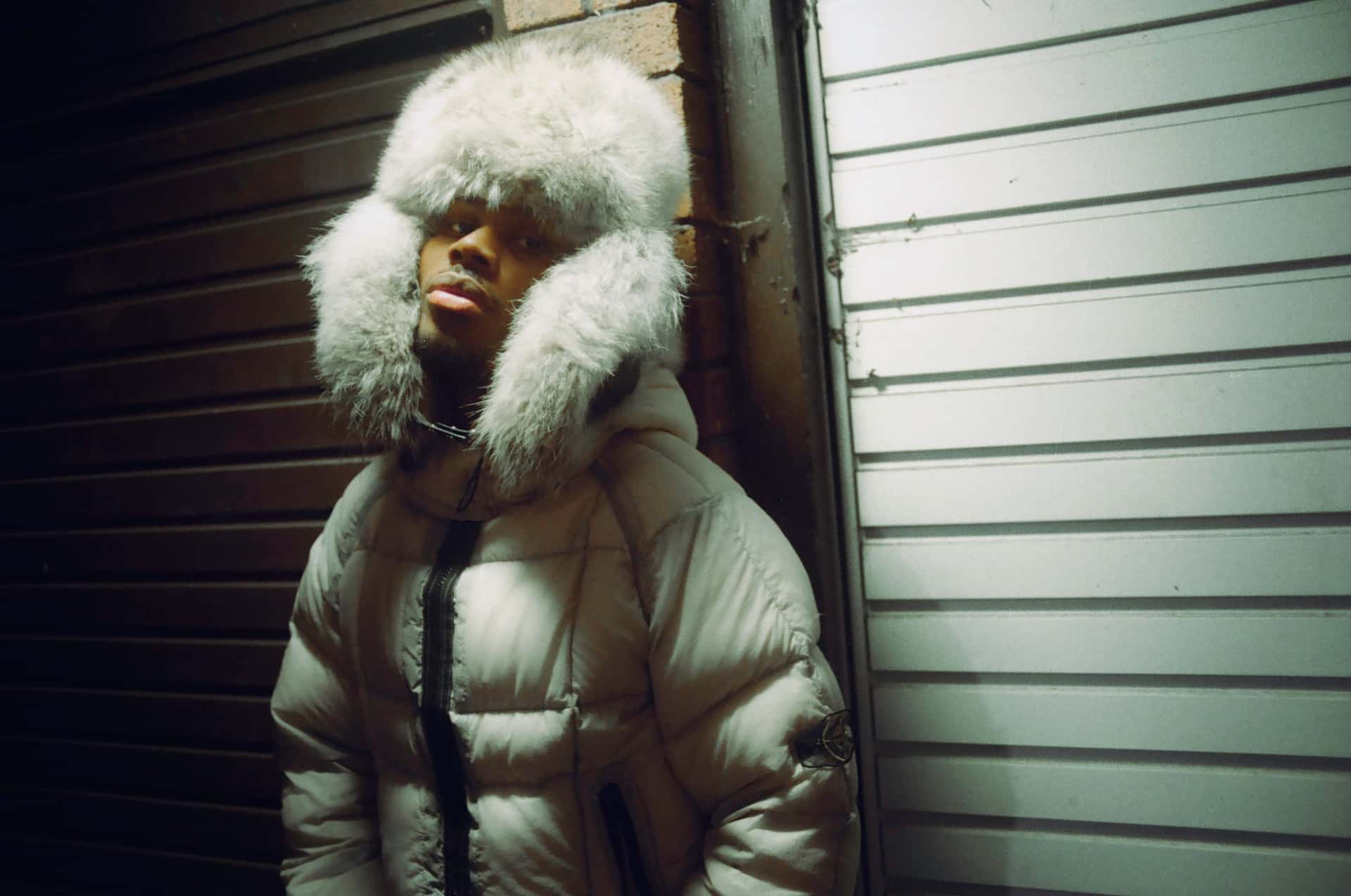 Den britiske artisten Jim Legxacy har kledd seg for vinteren