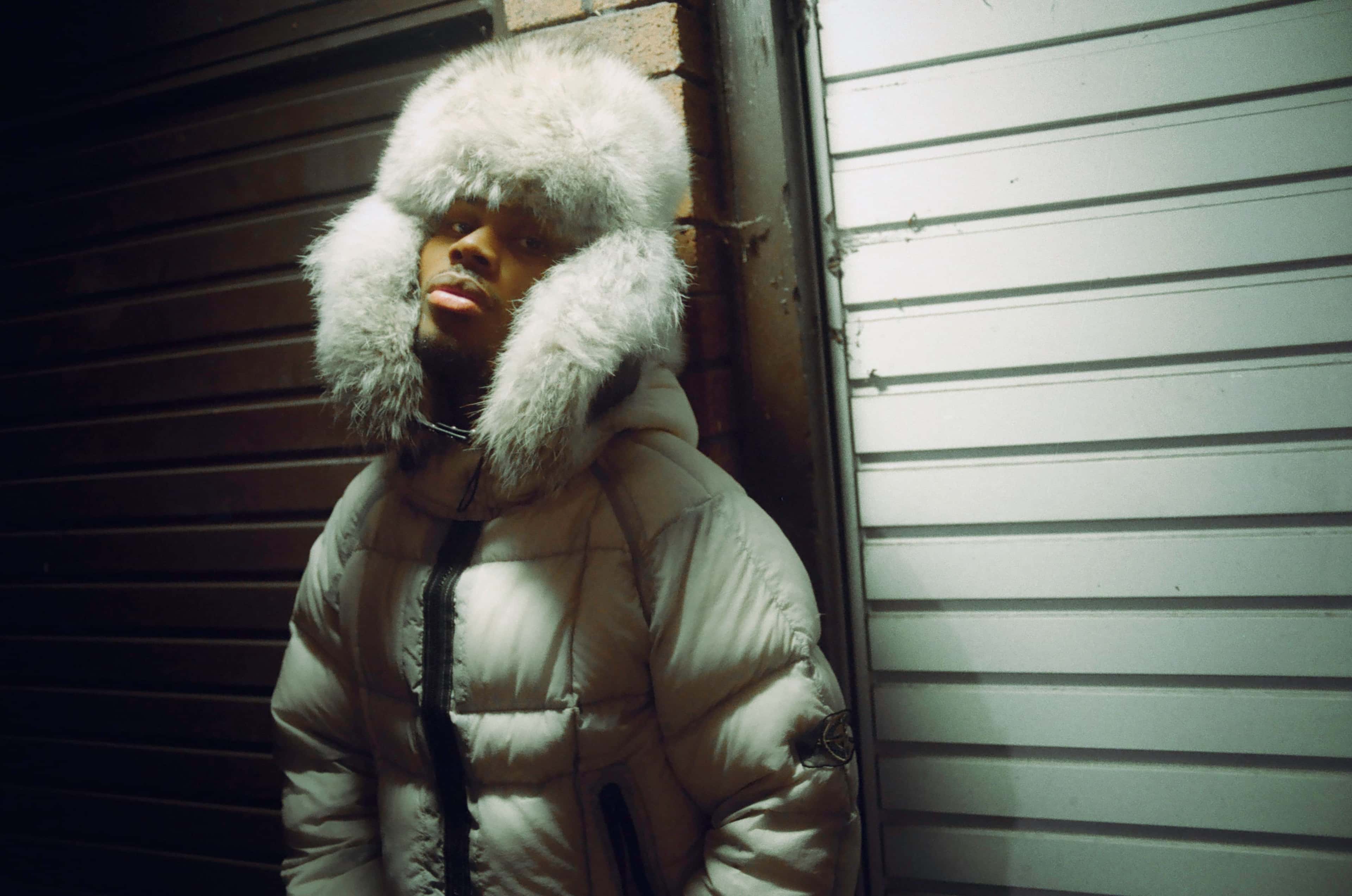 Den britiske artisten Jim Legxacy har kledd seg for vinteren