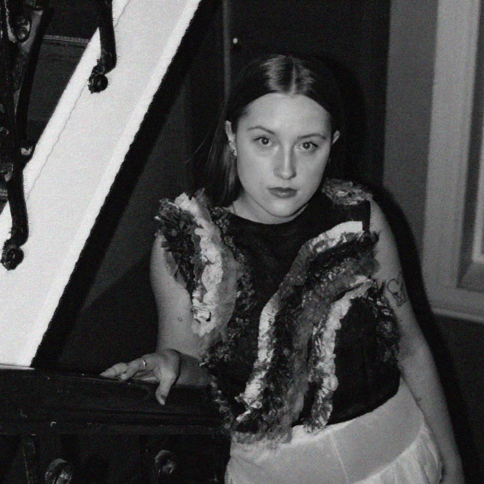 Den norske artisten Ragnhild og står i ei trapp