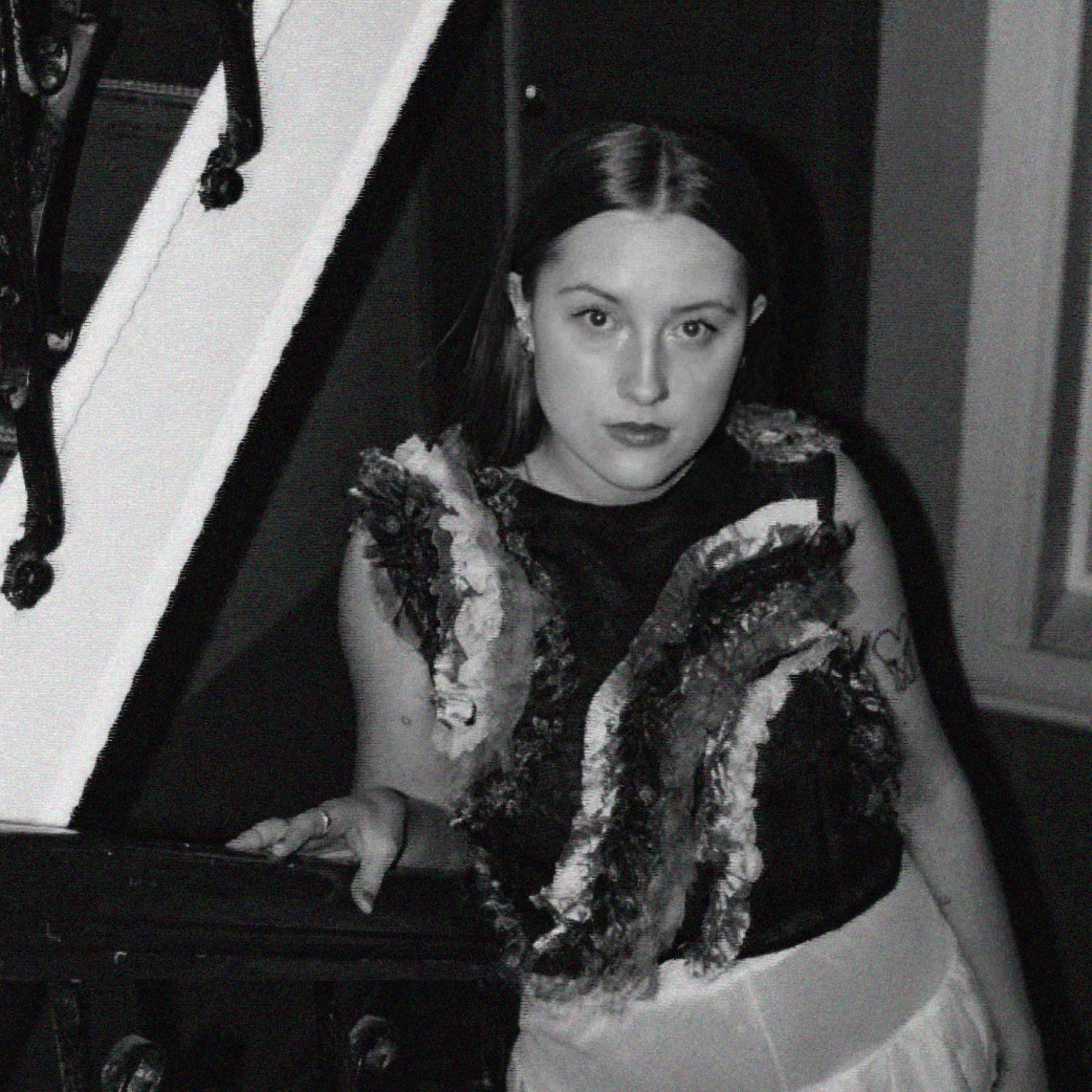 Den norske artisten Ragnhild og står i ei trapp