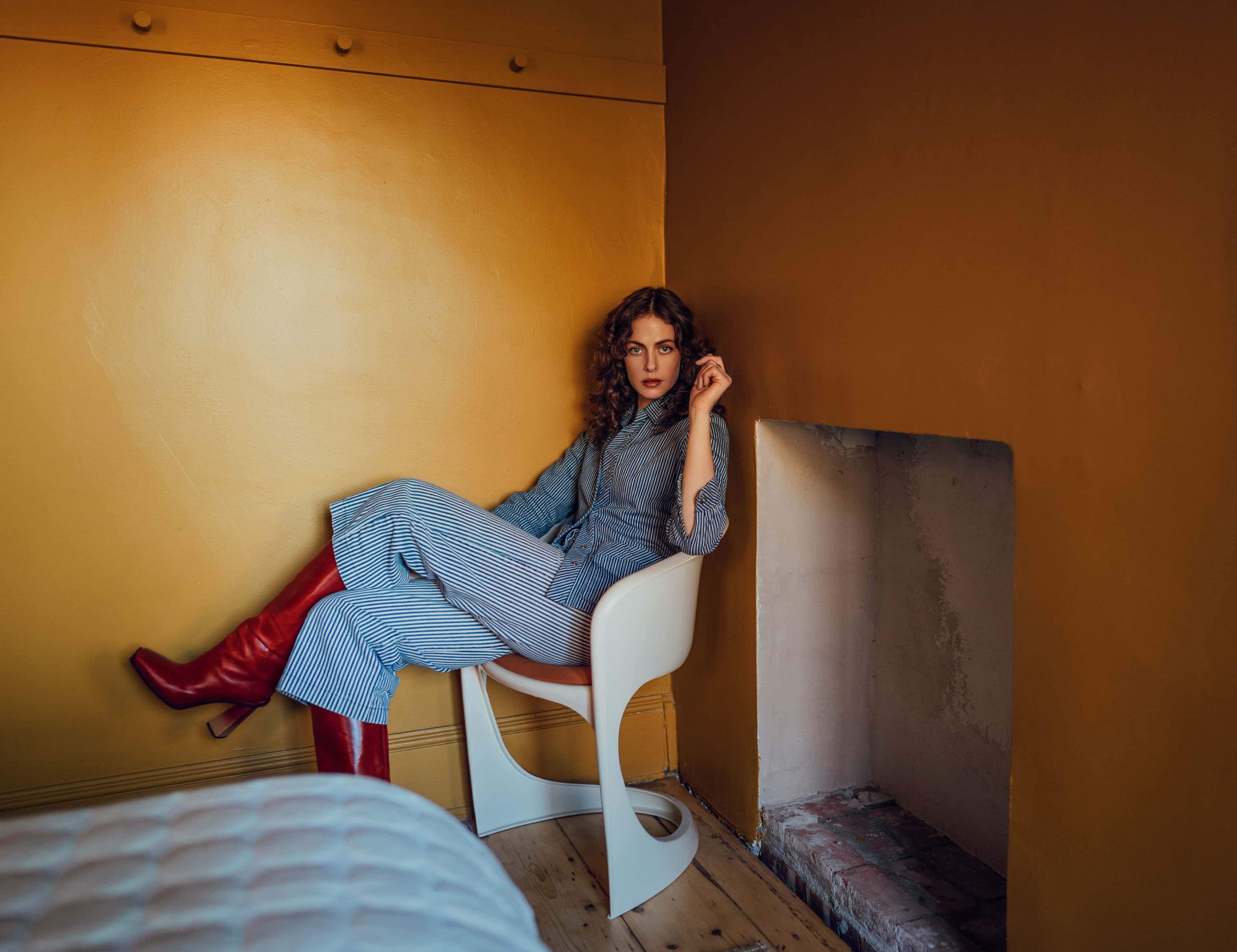 Den amerikanske artisten Hannah Cohen på en stol i hjørnet