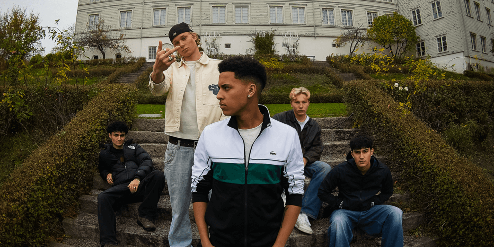 Den norske gruppa Klikk9 står i ei trapp i en hage