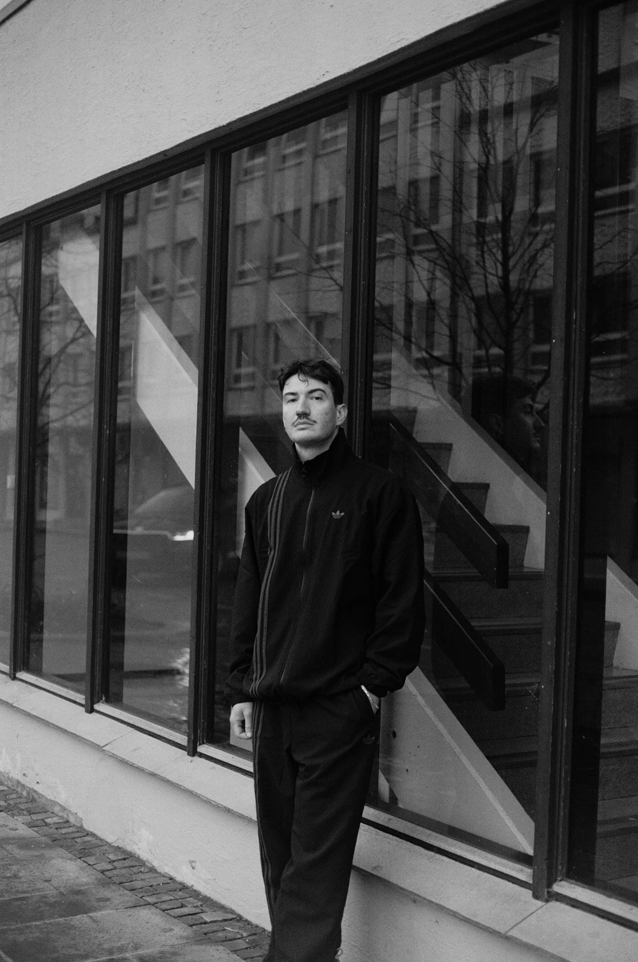 Den norske artisten Charlie Skien utenfor ett bygg