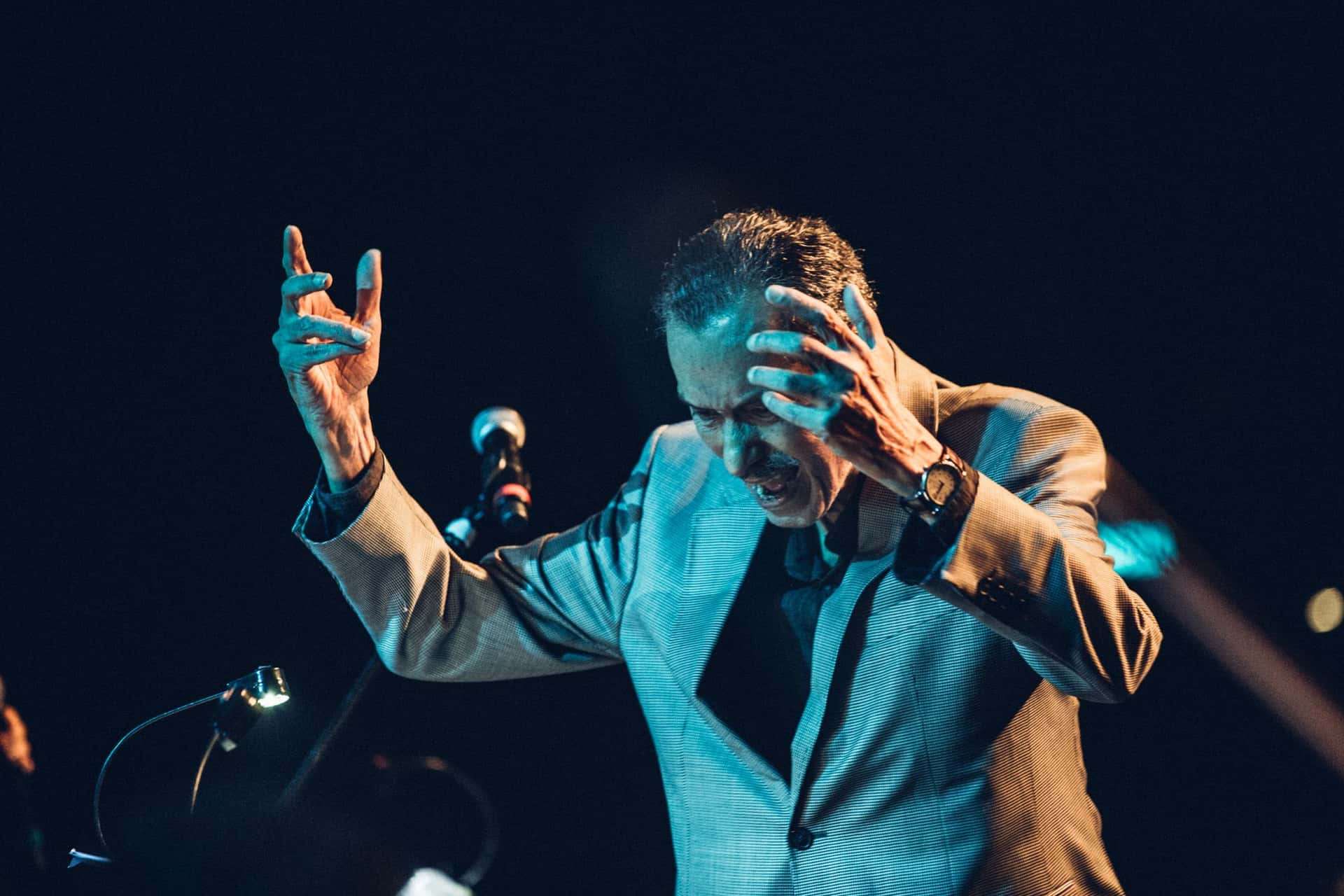 Brasilianske Arthur Verocai dirigerer