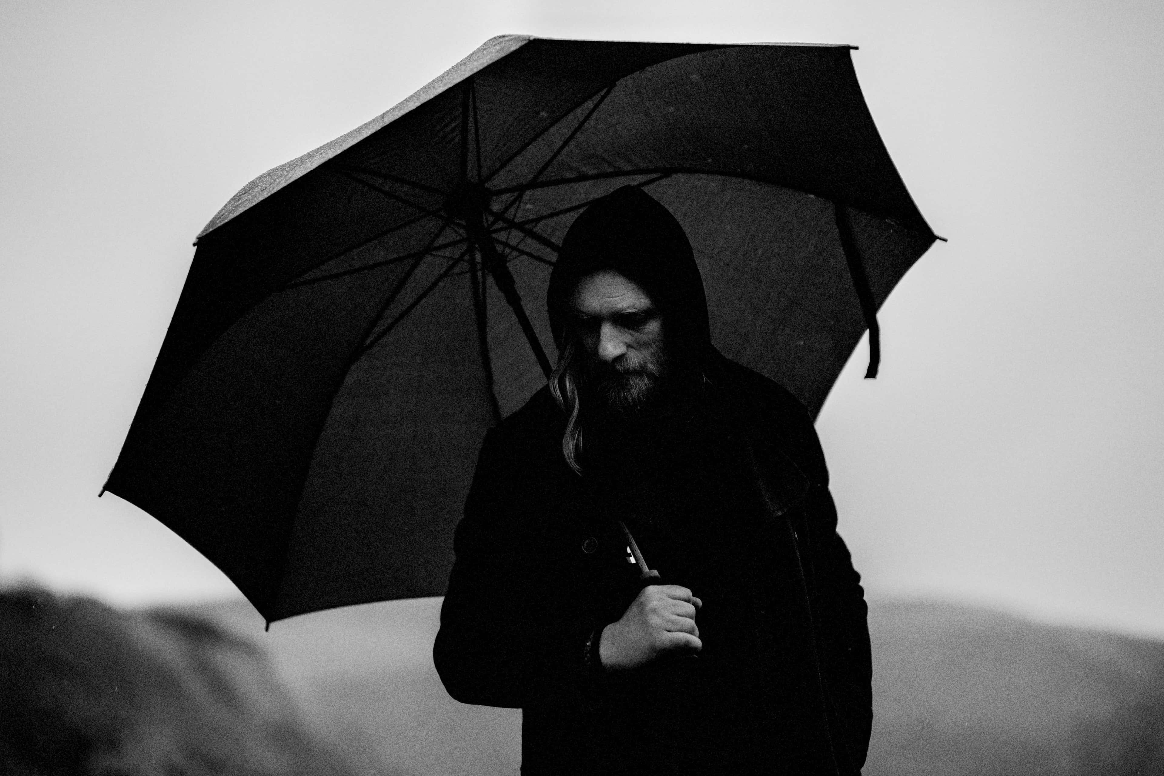 Artisten Erlend Ropstad med paraply