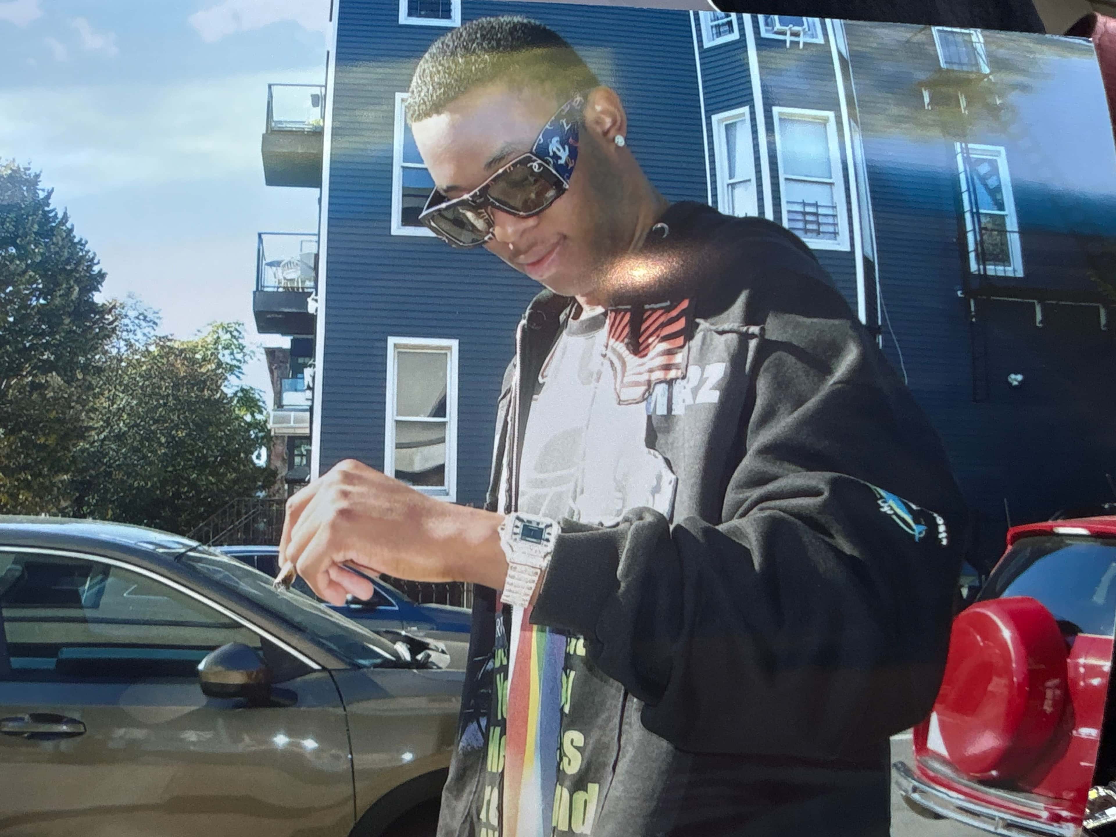 Den amerikanske artisten Christ Dillinger med solbriller i sola
