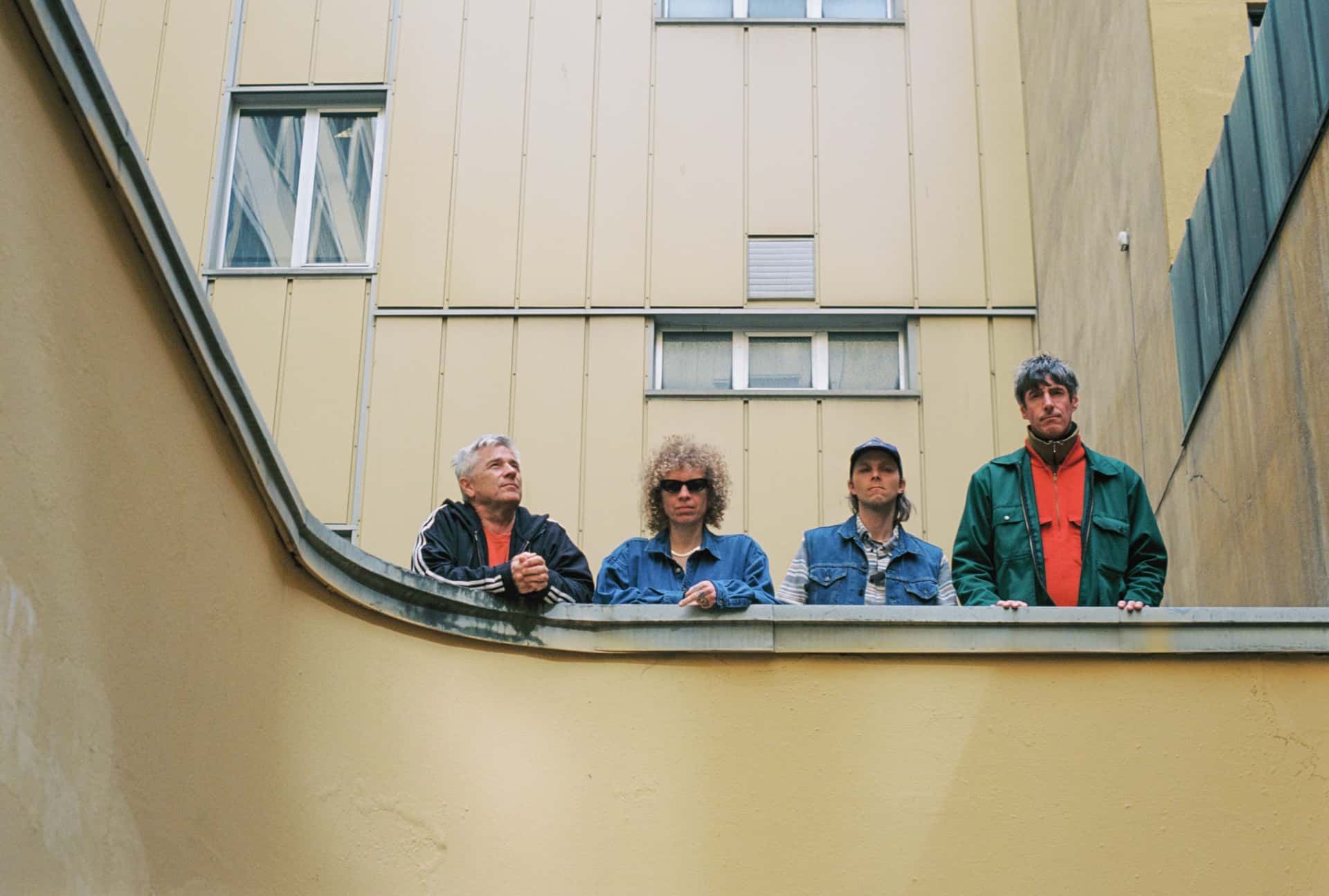 Det norske bandet Valkyrien Allstars foran et bygg