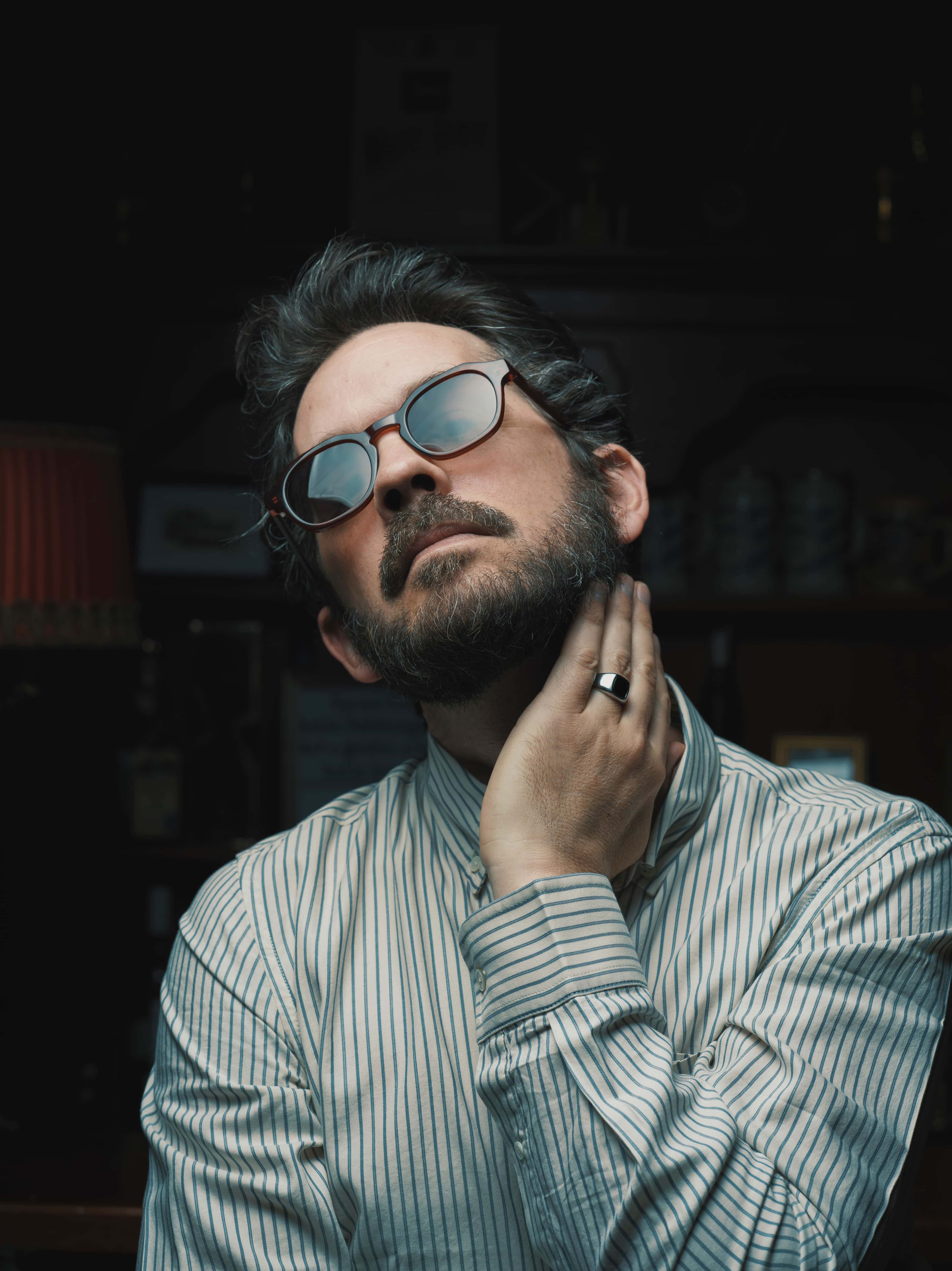 Artisten ThomasDybdahlmed solbriller